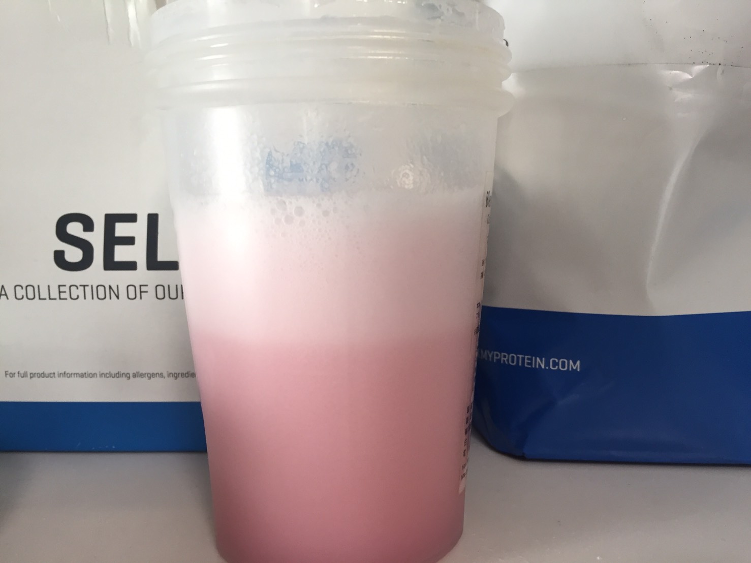 【WPI】IMPACT 分離ホエイプロテイン (アイソレート)「STRAWBERRY CREAM FLAVOUR(ストロベリークリーム味)」を横から撮影した様子