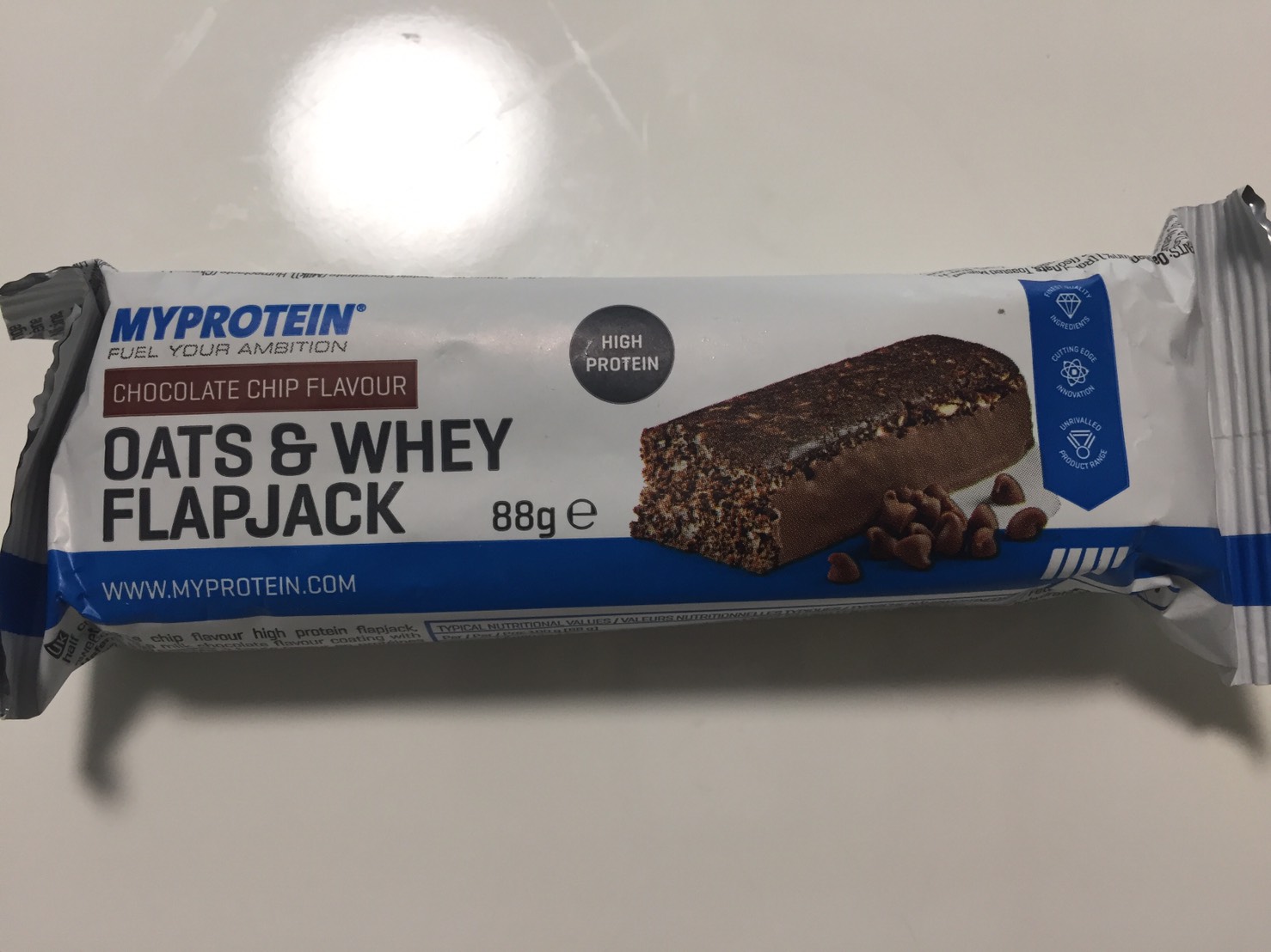 OATS & WHEY FLAPJACK(オーツ & ホエイ)「CHOCOLATE CHIP FLAVOUR(チョコチップ味)」の成分表