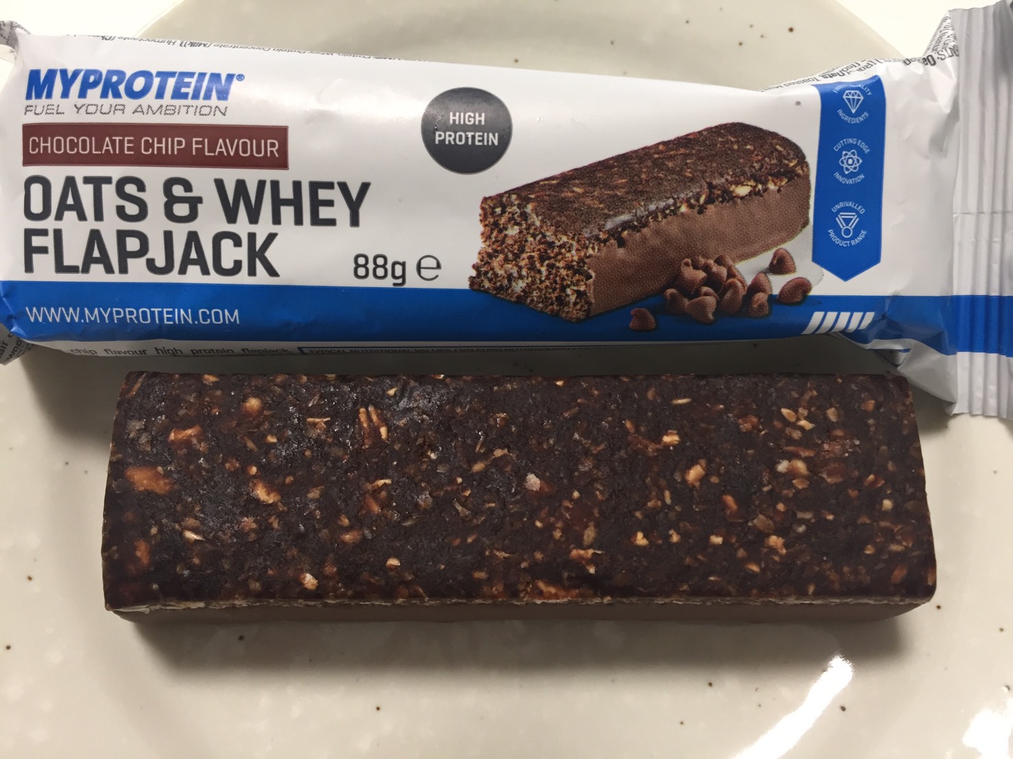 OATS & WHEY FLAPJACK(オーツ & ホエイ)「CHOCOLATE CHIP FLAVOUR(チョコチップ味)」を開封した様子