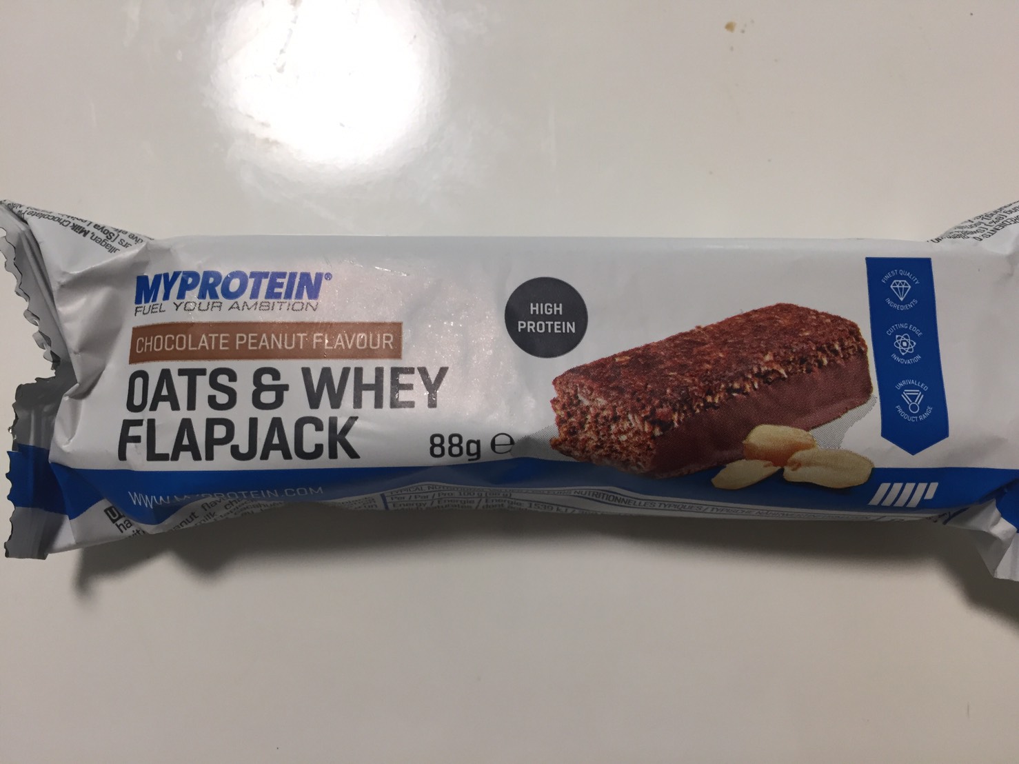 OATS & WHEY FLAPJACK(オーツ & ホエイ)「CHOCOLATE PEANUT FLAVOUR(チョコレートピーナッツ味)」の成分表