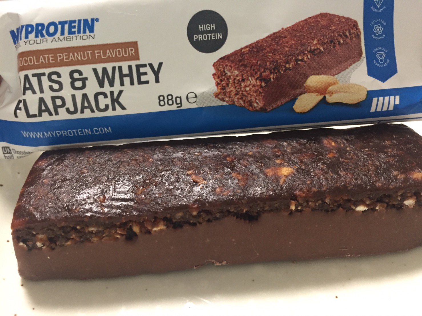 OATS & WHEY FLAPJACK(オーツ & ホエイ)「CHOCOLATE PEANUT FLAVOUR(チョコレートピーナッツ味)」を開封した様子