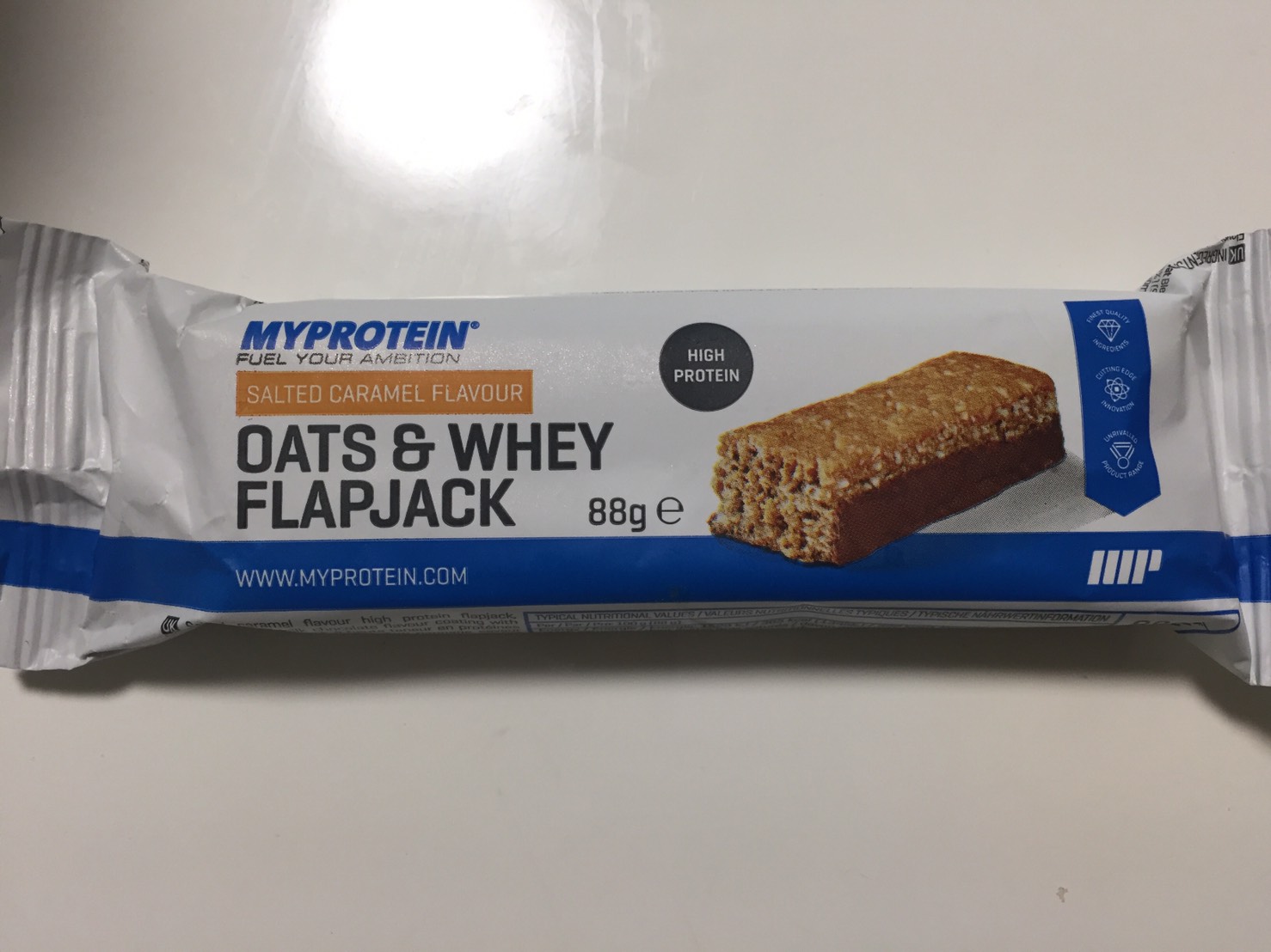 OATS & WHEY FLAPJACK(オーツ & ホエイ)「SALTED CARAMEL FLAVOUR(塩キャラメル味)」の成分表