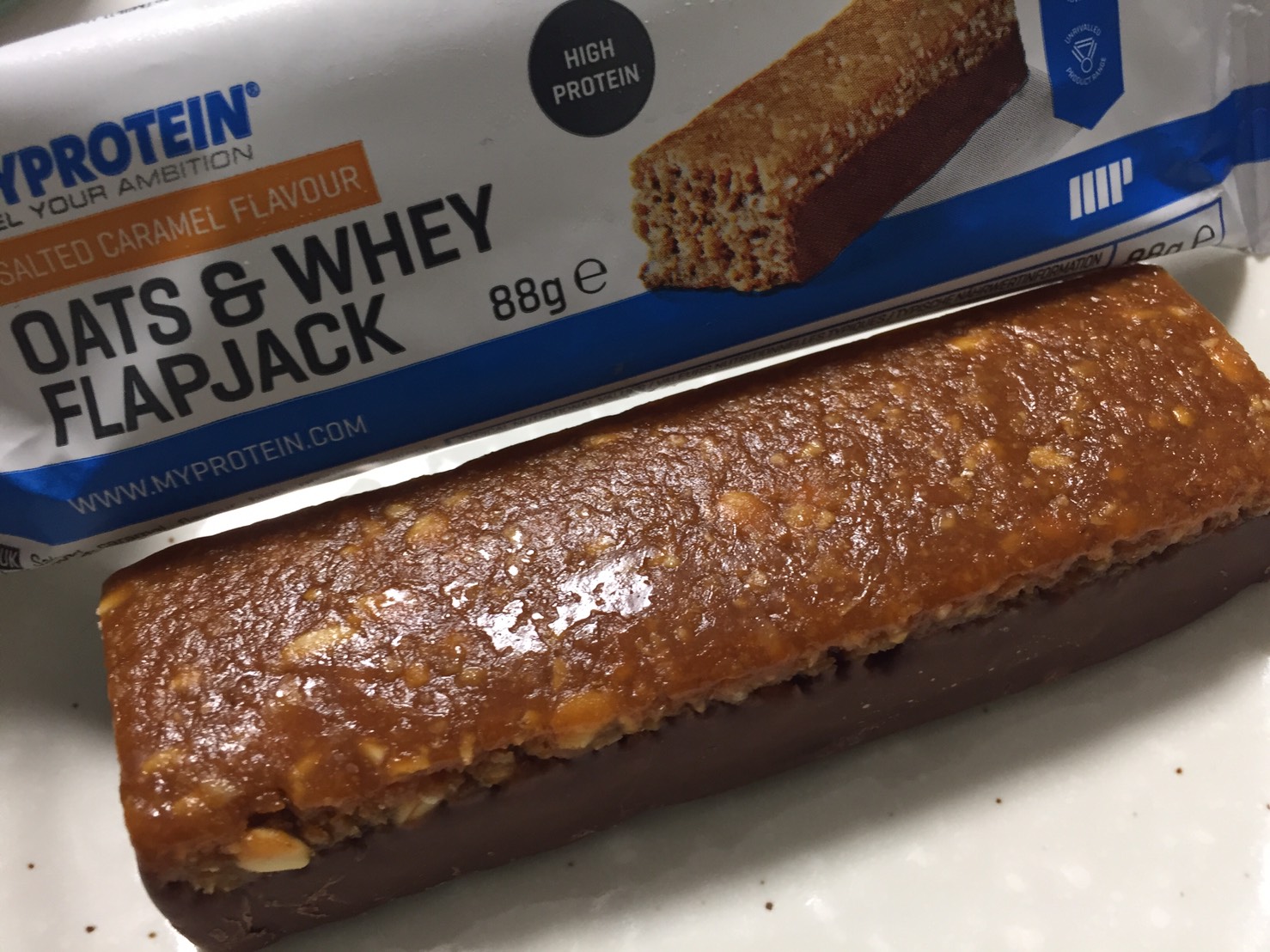 OATS & WHEY FLAPJACK(オーツ & ホエイ)「SALTED CARAMEL FLAVOUR(塩キャラメル味)」を開封した様子