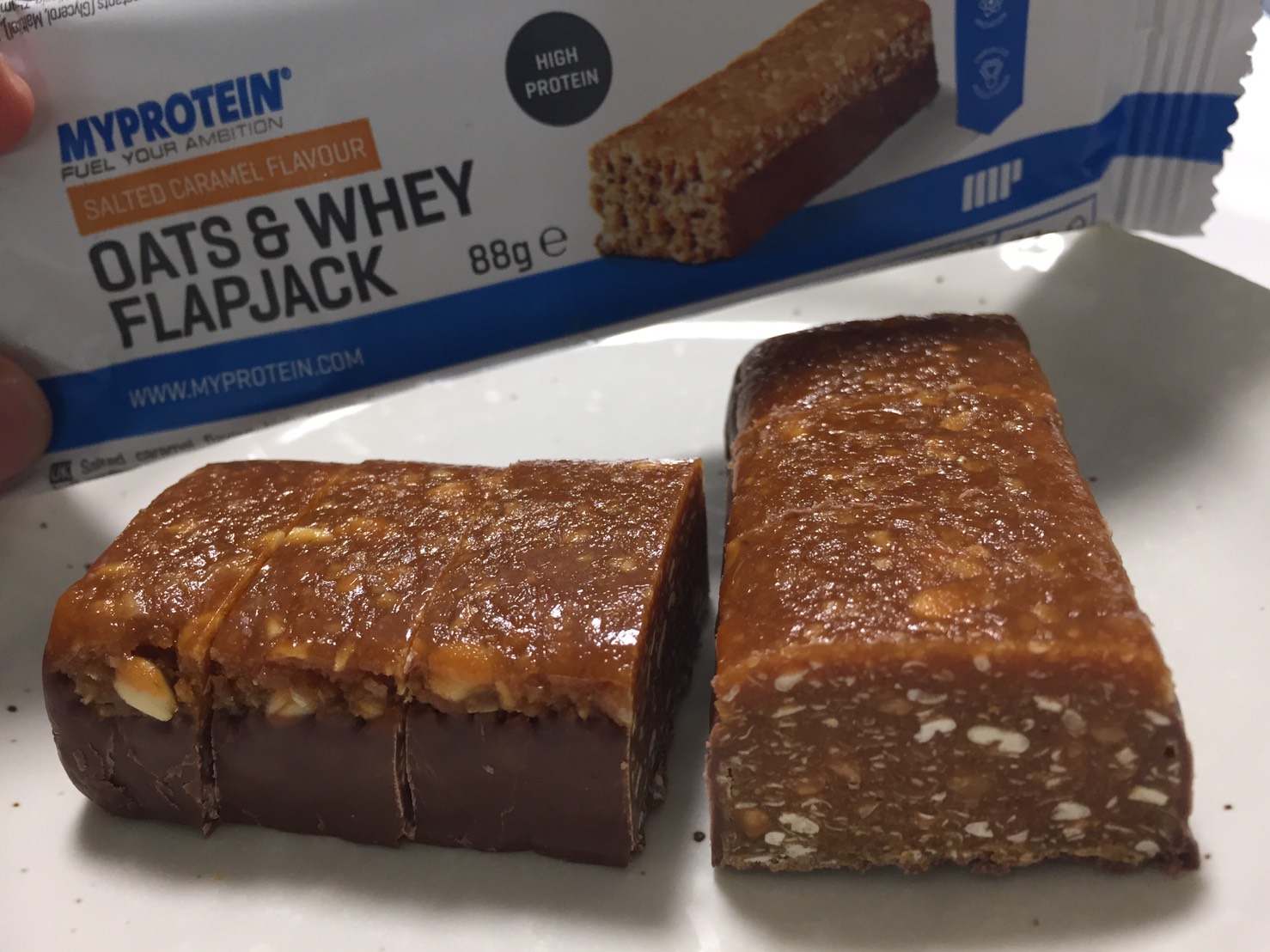 OATS & WHEY FLAPJACK(オーツ & ホエイ)「SALTED CARAMEL FLAVOUR(塩キャラメル味)」の断面の様子