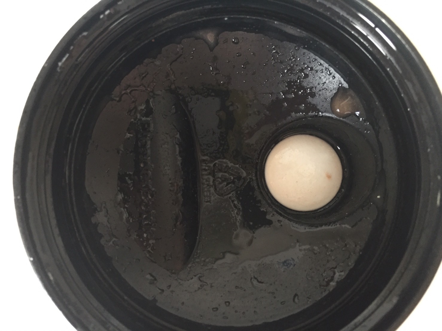 THEWHEY「CHOCOLATE CARAMEL FALVOUR(チョコレートキャラメル味)」を飲み終えた様子。蓋側