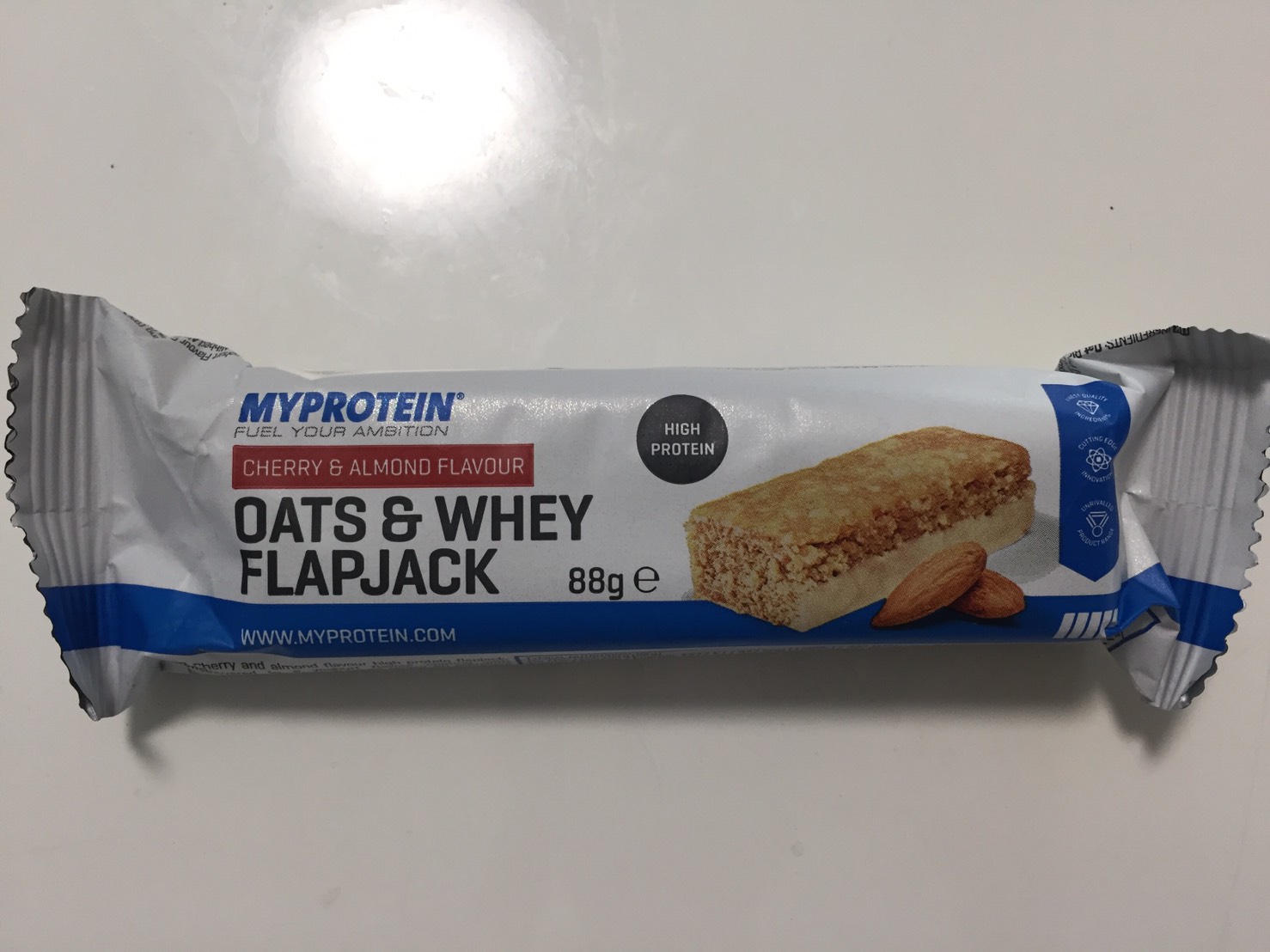 OATS & WHEY FLAPJACK(オーツ & ホエイ)「CHERRY & ALMOND FLAVOUR(チェリー&アーモンド味)」の成分表