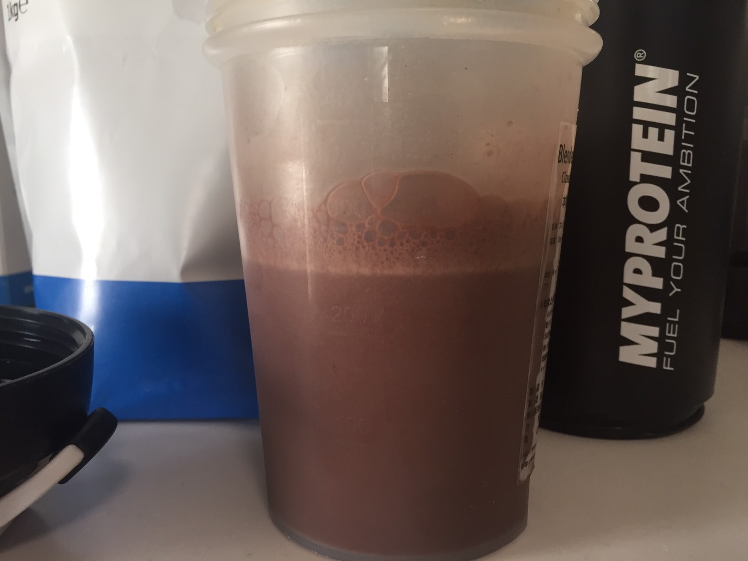 【WPI】IMPACT 分離ホエイプロテイン (アイソレート)「CHOCOLATE BROWNIE FLAVOUR(チョコレートブラウニー味)」を横から撮影した様子