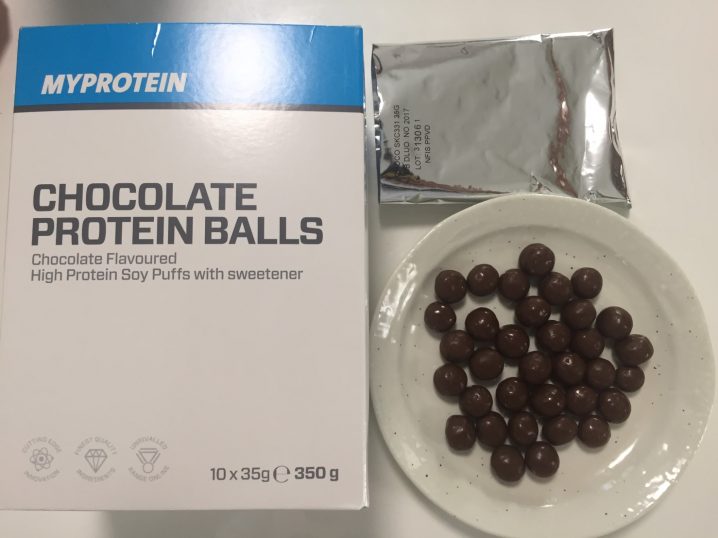 「CHOCOLATE PROTEIN BALLS(チョコレート・プロテインボール)」を開封した様子