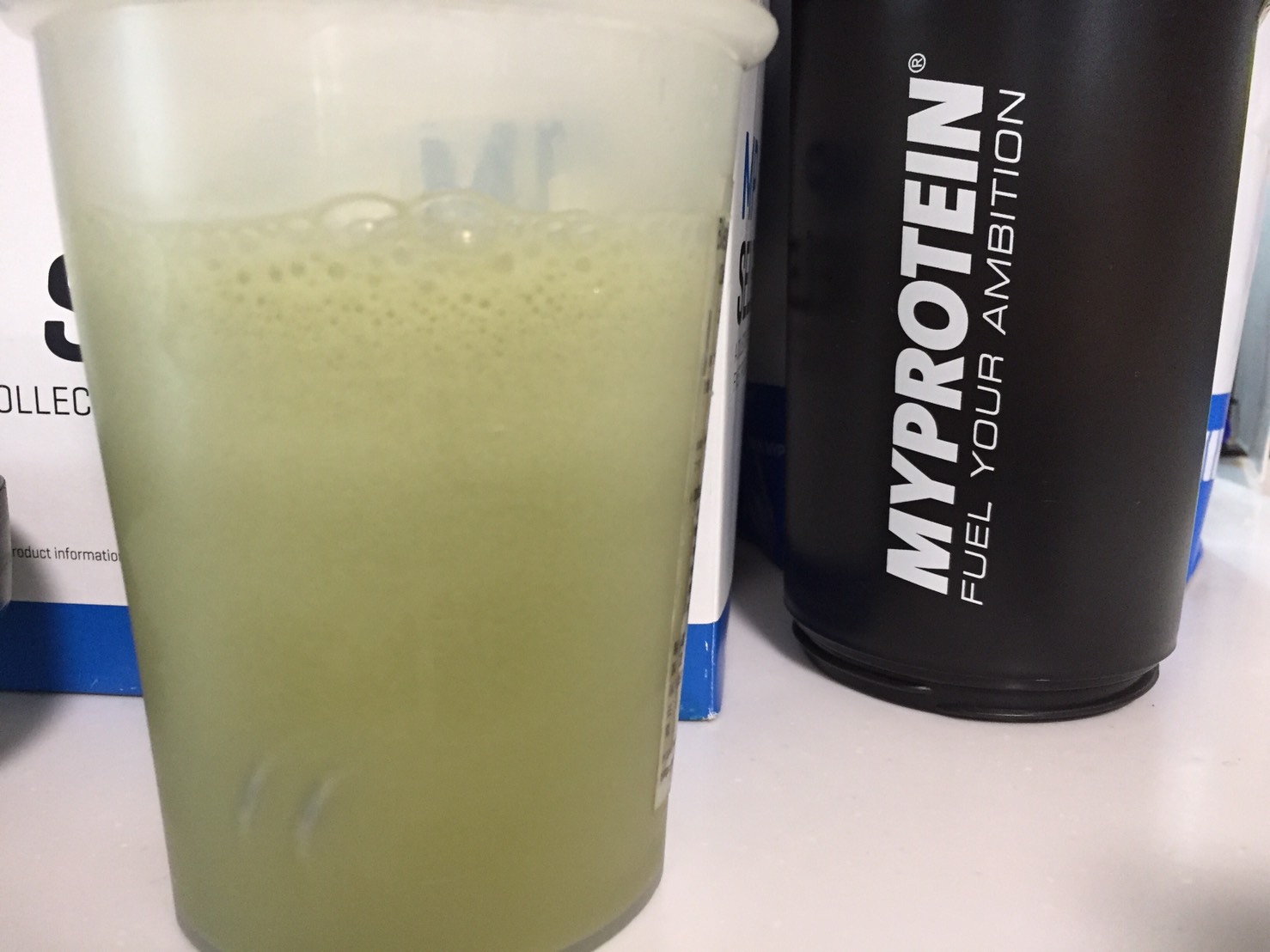 【WPI】IMPACT 分離ホエイプロテイン (アイソレート)「MATCHA FLAVOUR(抹茶味)」を横から撮影した様子