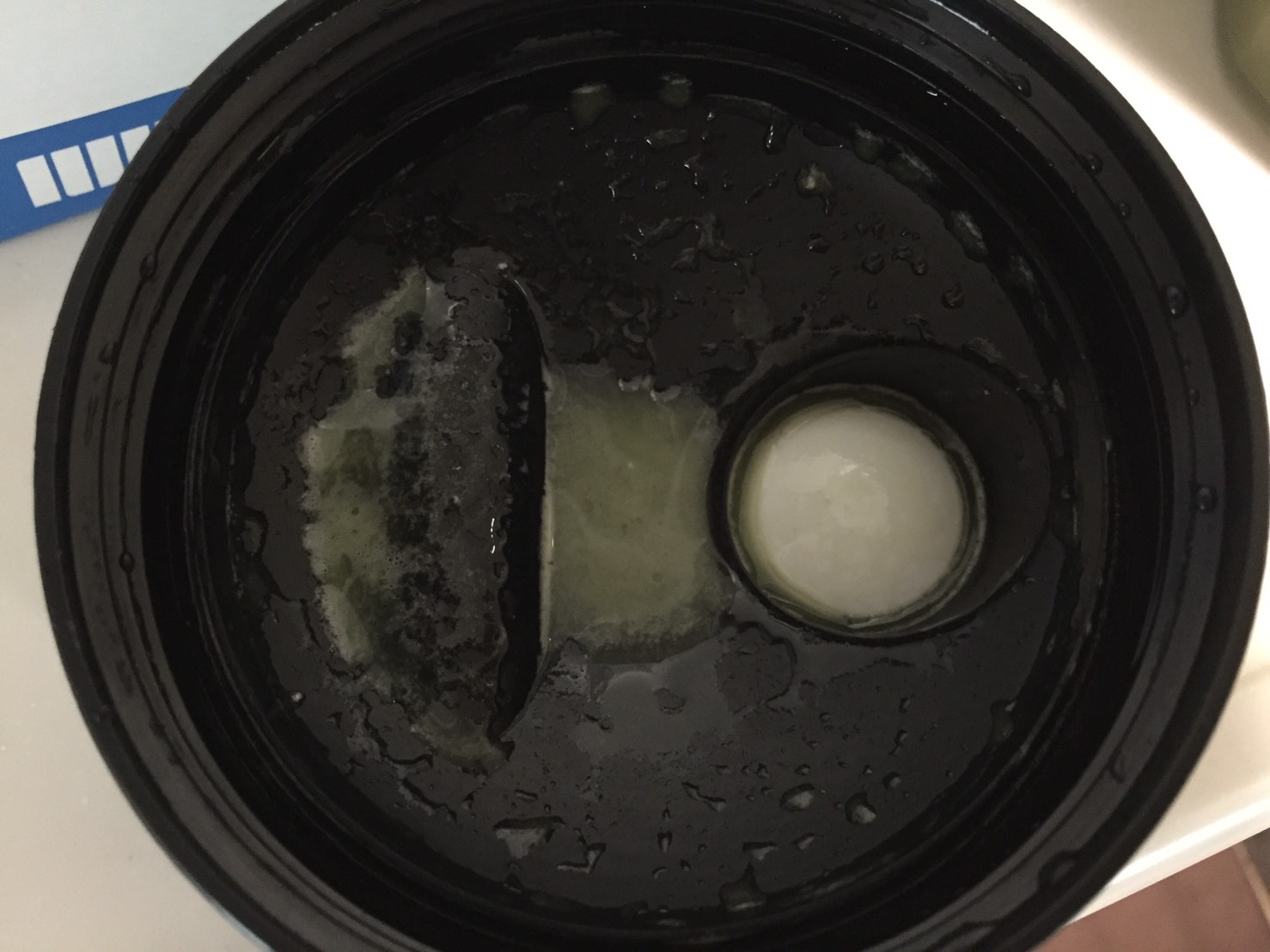 【WPI】IMPACT 分離ホエイプロテイン (アイソレート)「MATCHA FLAVOUR(抹茶味)」をシェイクした様子。蓋側