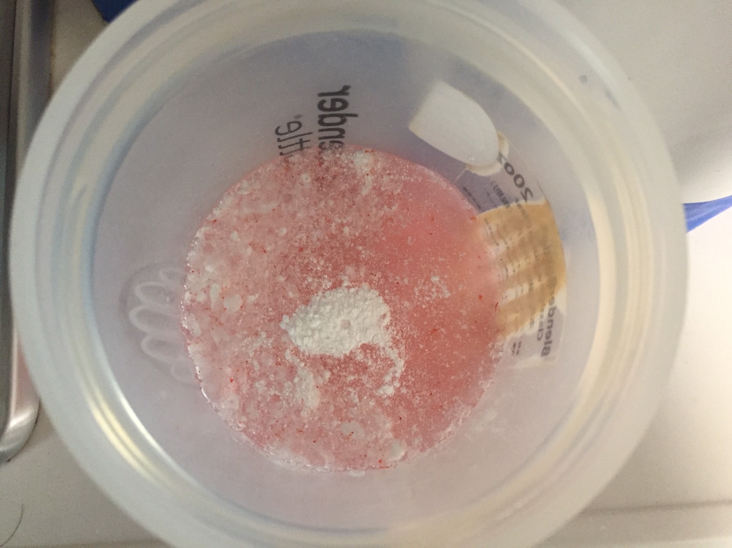 BCAA「ウォーターメロン(スイカ)味(WATERMELON FLAVOUR)」を水に溶かした様子