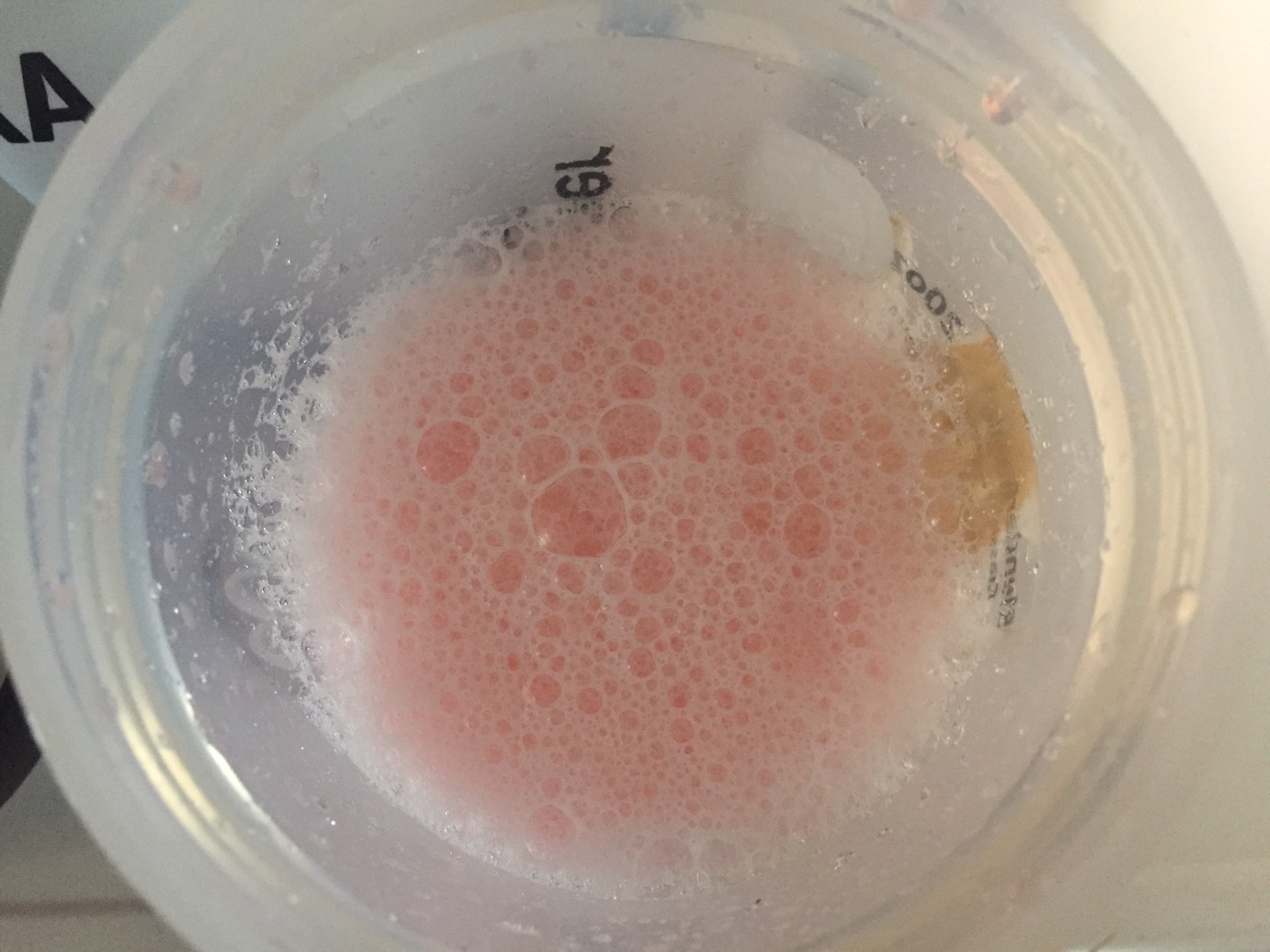 BCAA「ウォーターメロン(スイカ)味(WATERMELON FLAVOUR)」をシェイクした様子