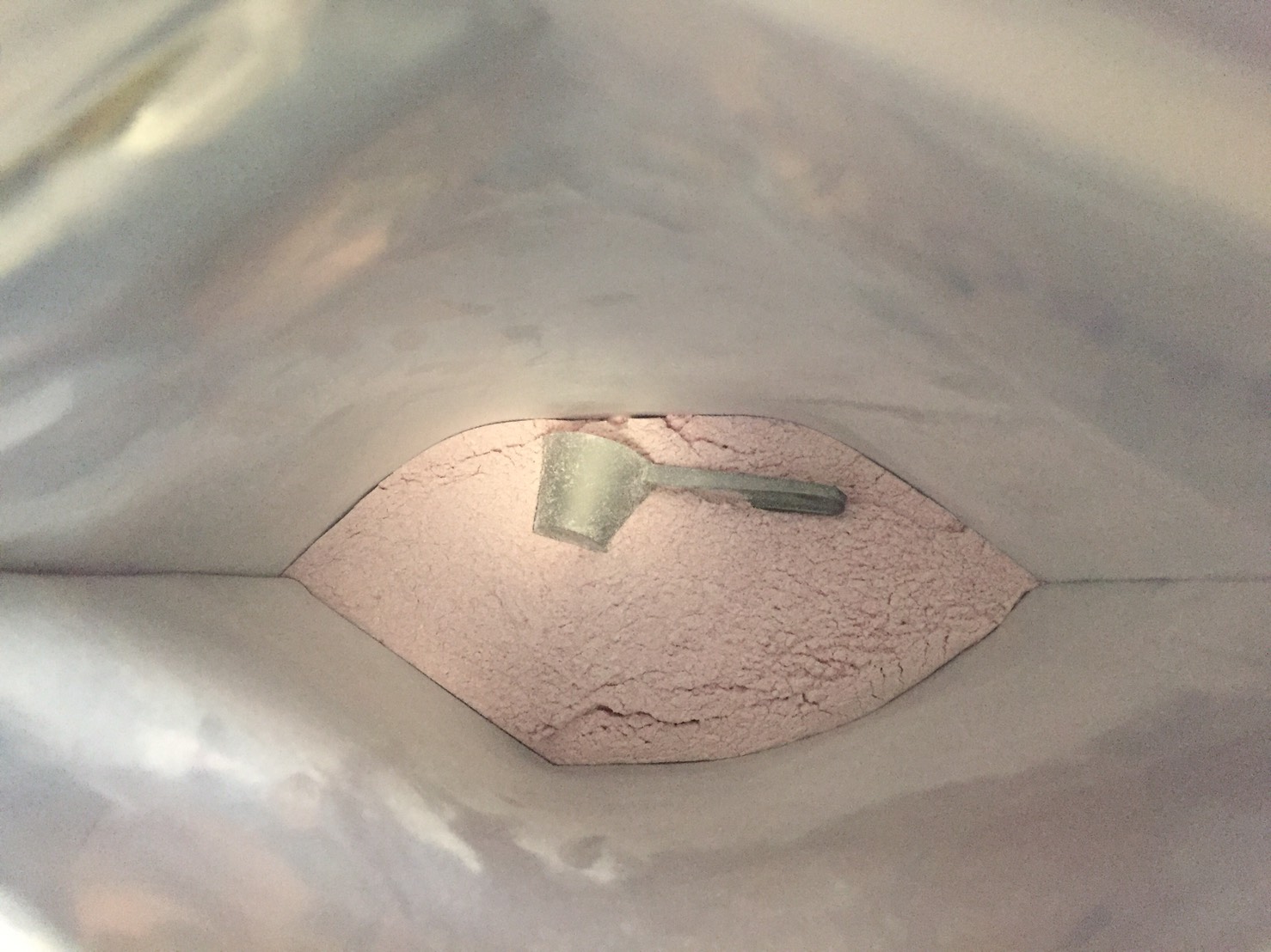 BCAA「ベリーブラスト味(BERRY BLAST FLAVOUR)」を開封した様子