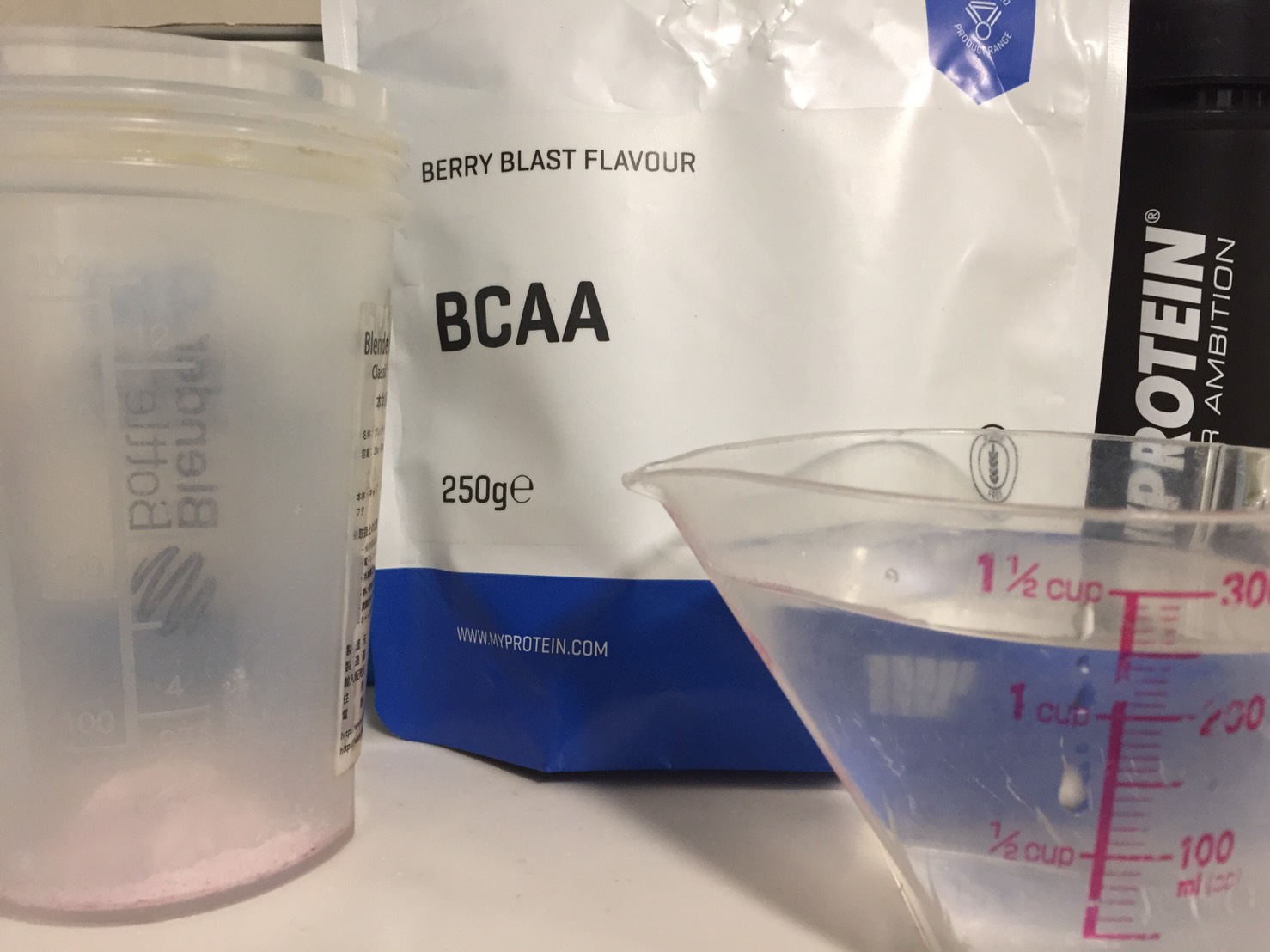 BCAA「ベリーブラスト味(BERRY BLAST FLAVOUR)」を250mlの水に溶かします。