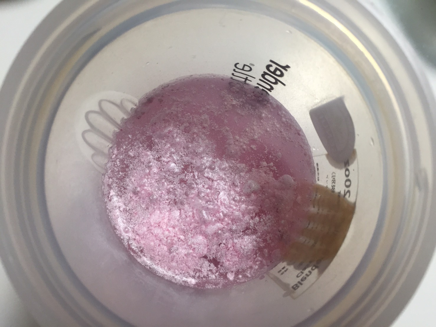 BCAA「ベリーブラスト味(BERRY BLAST FLAVOUR)」を水に溶かした様子