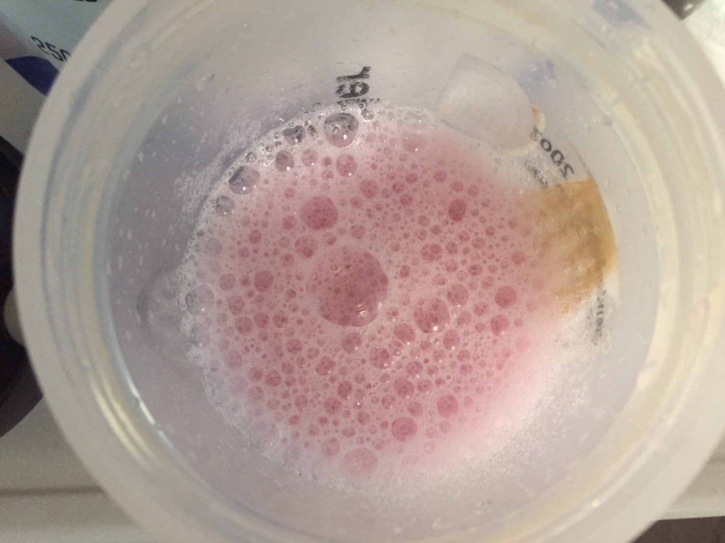 BCAA「ベリーブラスト味(BERRY BLAST FLAVOUR)」をシェイクした様子