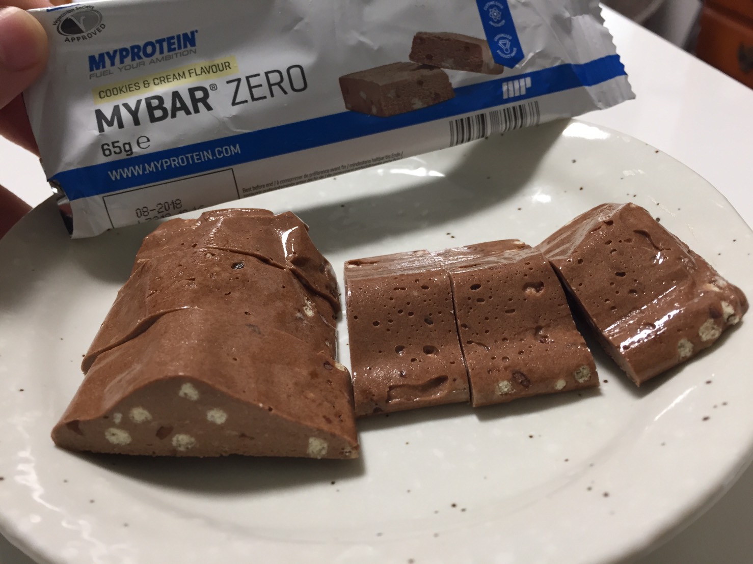 MY BAR ZERO（マイバー・ゼロ）「COOKIES & CREAM FLAVOUR（クッキー＆クリーム味）」の断面の様子