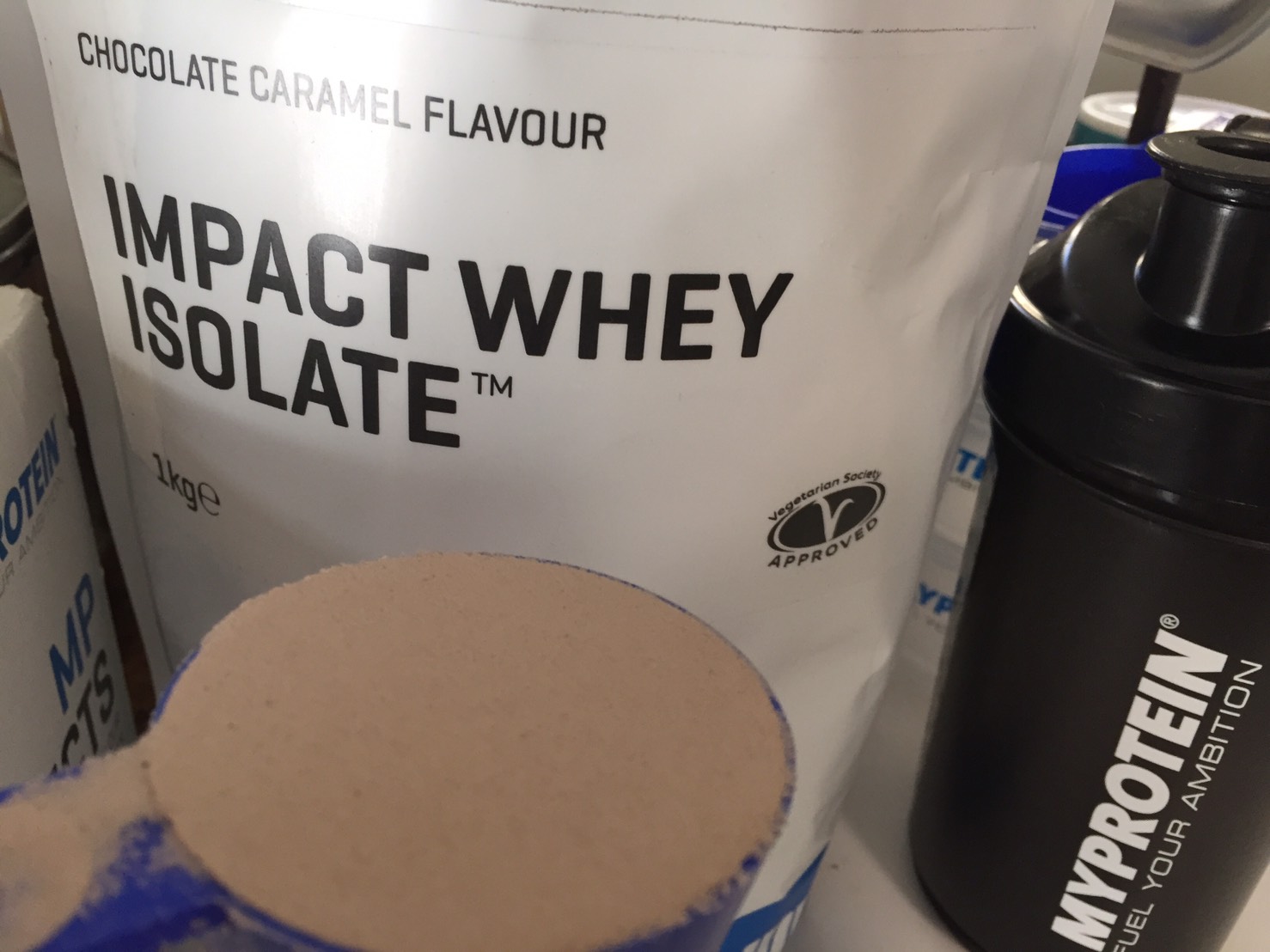 【WPI】IMPACT 分離ホエイプロテイン (アイソレート)「CHOCOLATE CARAMEL FLAVOUR(チョコレートキャラメル味)」を袋から出した様子
