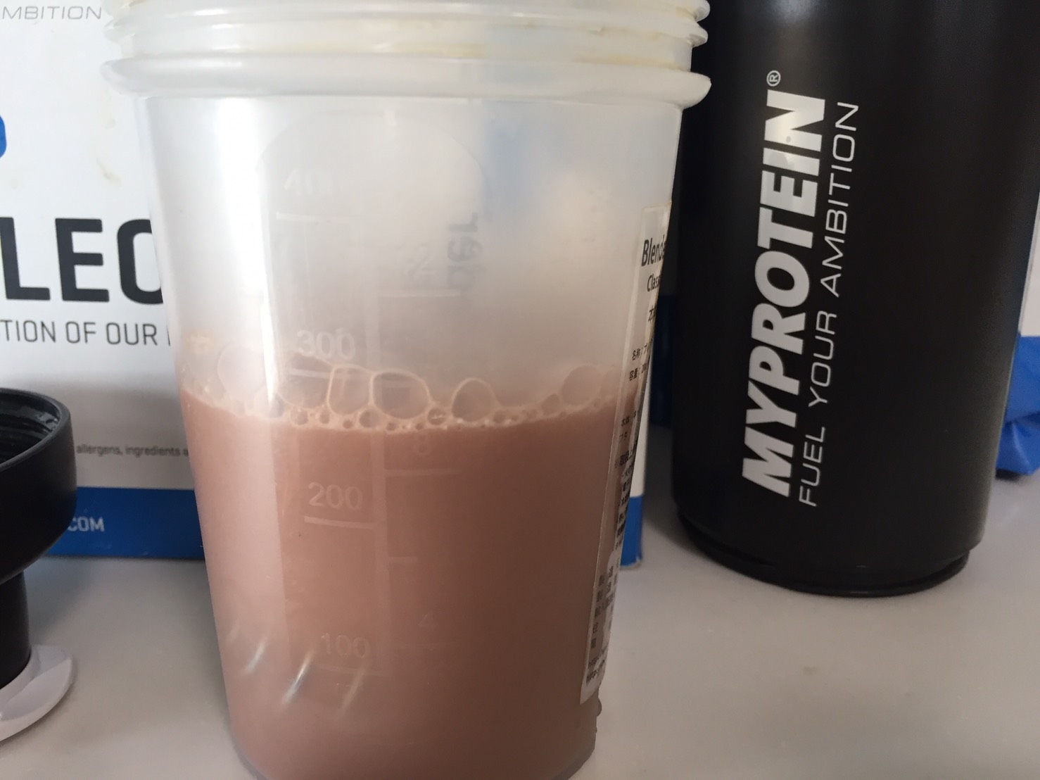 【WPI】IMPACT 分離ホエイプロテイン (アイソレート)「CHOCOLATE CARAMEL FLAVOUR(チョコレートキャラメル味)」を横から撮影した様子