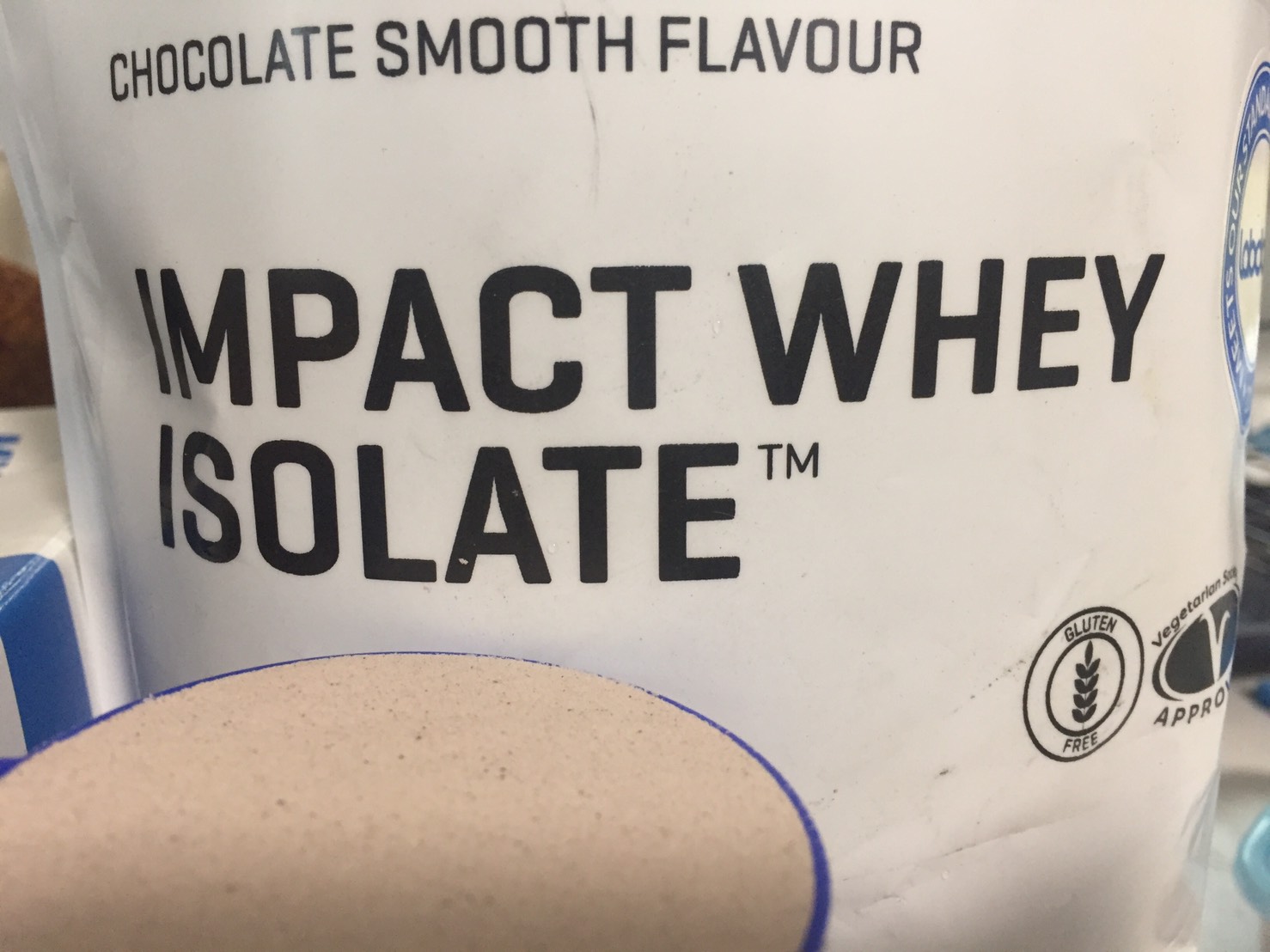 【WPI】IMPACT 分離ホエイプロテイン (アイソレート)「CHOCOLATE SMOOTH FLAVOUR(チョコレートスムーズ味)」の様子