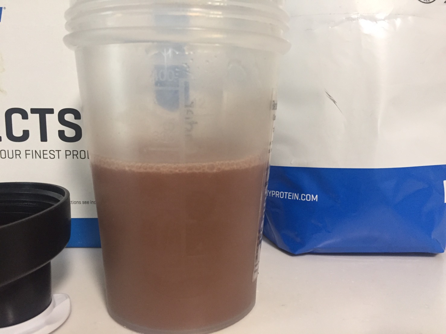 【WPI】IMPACT 分離ホエイプロテイン (アイソレート)「CHOCOLATE SMOOTH FLAVOUR(チョコレートスムーズ味)」を横から撮影した様子