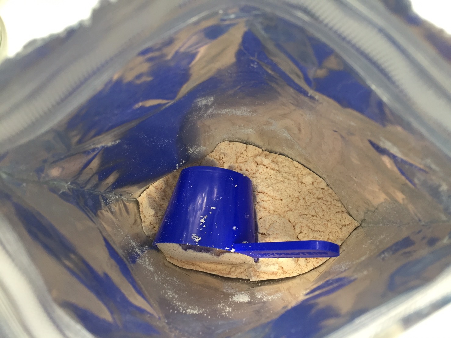 Protein Smoothie(プロテイン・スムージー)「STRAWBERRY & BANANA FLAVOUR(ストロベリー&バナナ味)」を開封した様子