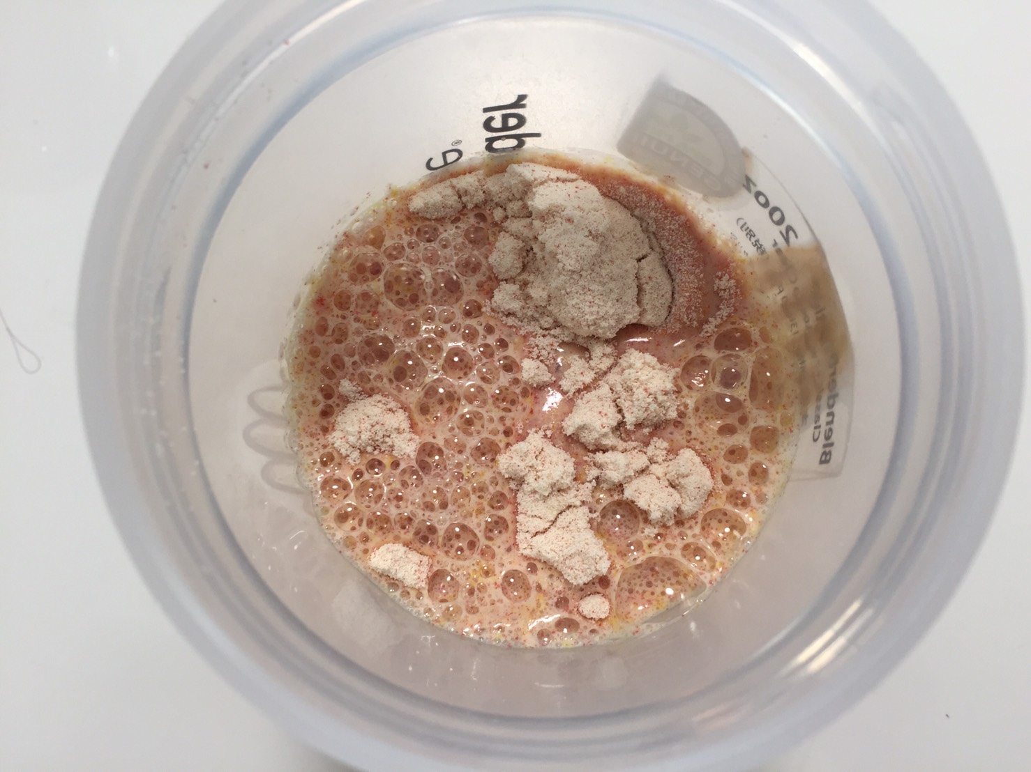 Protein Smoothie(プロテイン・スムージー)「STRAWBERRY & BANANA FLAVOUR(ストロベリー&バナナ味)」に水を注いだ様子