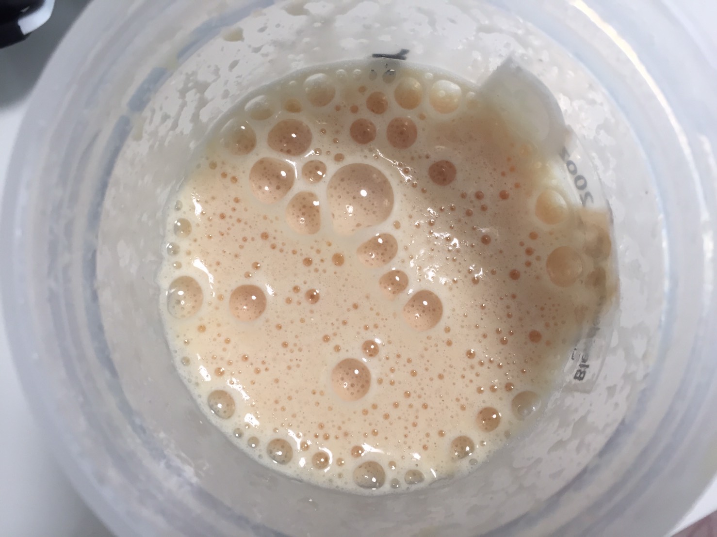 Protein Smoothie(プロテイン・スムージー)「STRAWBERRY & BANANA FLAVOUR(ストロベリー&バナナ味)」をシェイクした様子