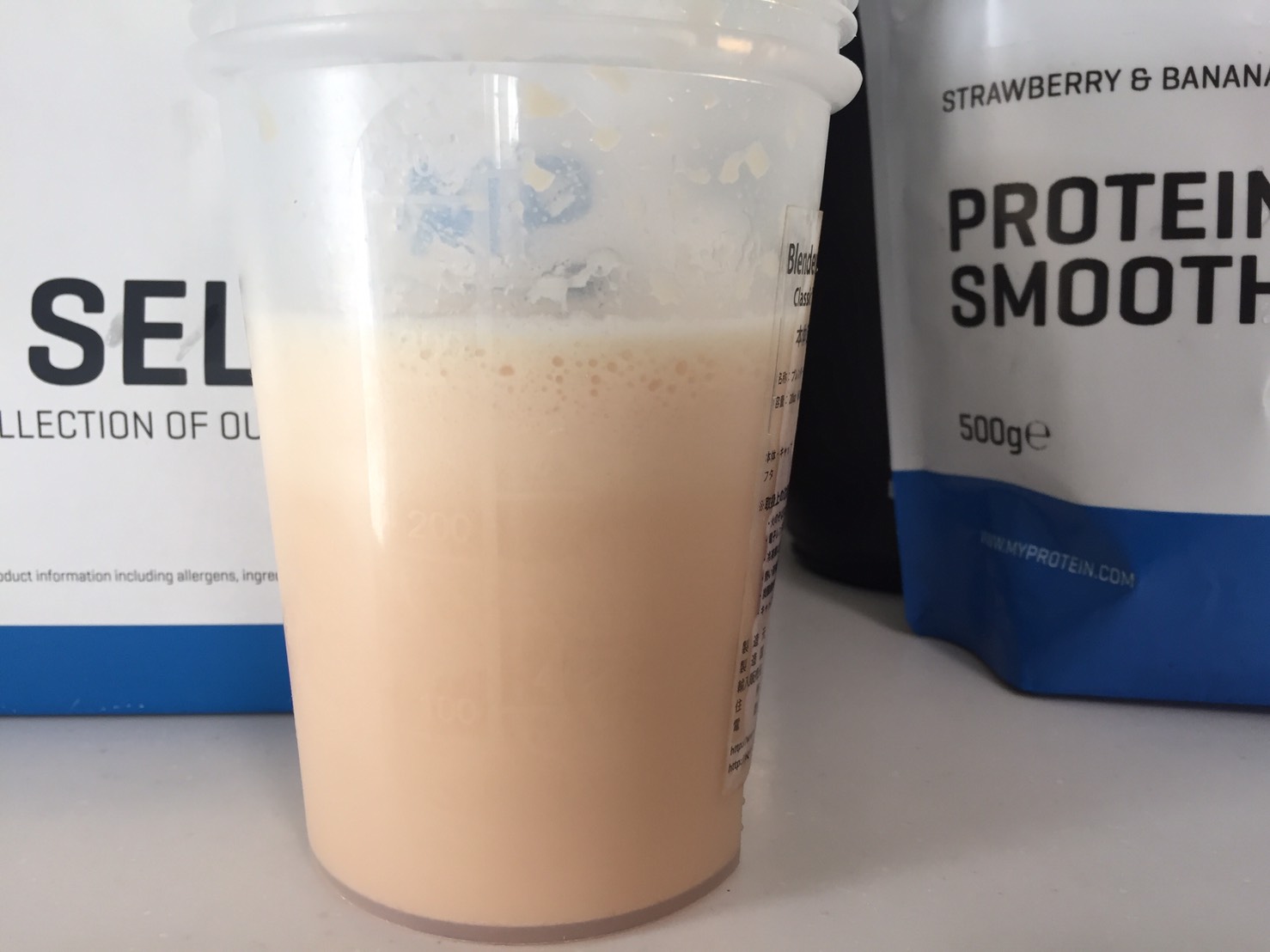 Protein Smoothie(プロテイン・スムージー)「STRAWBERRY & BANANA FLAVOUR(ストロベリー&バナナ味)」を横から撮影した様子