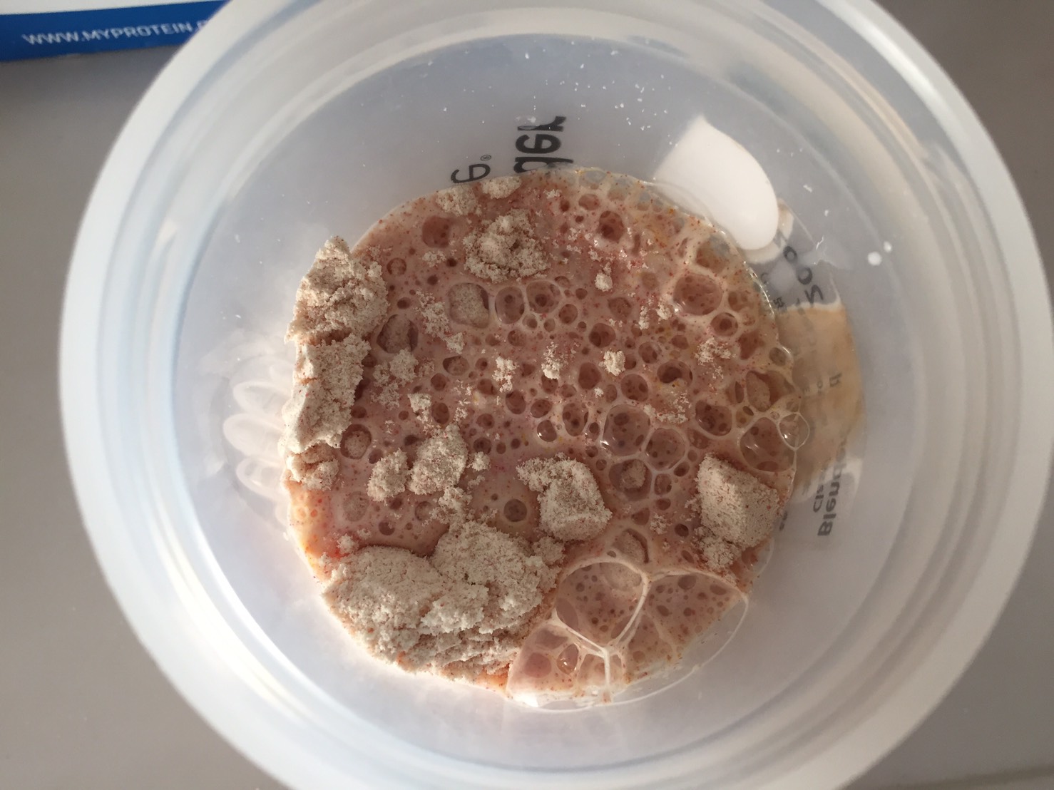Protein Smoothie(プロテイン・スムージー)「STRAWBERRY & BANANA FLAVOUR(ストロベリー&バナナ味)」に牛乳を注いだ直後の様子
