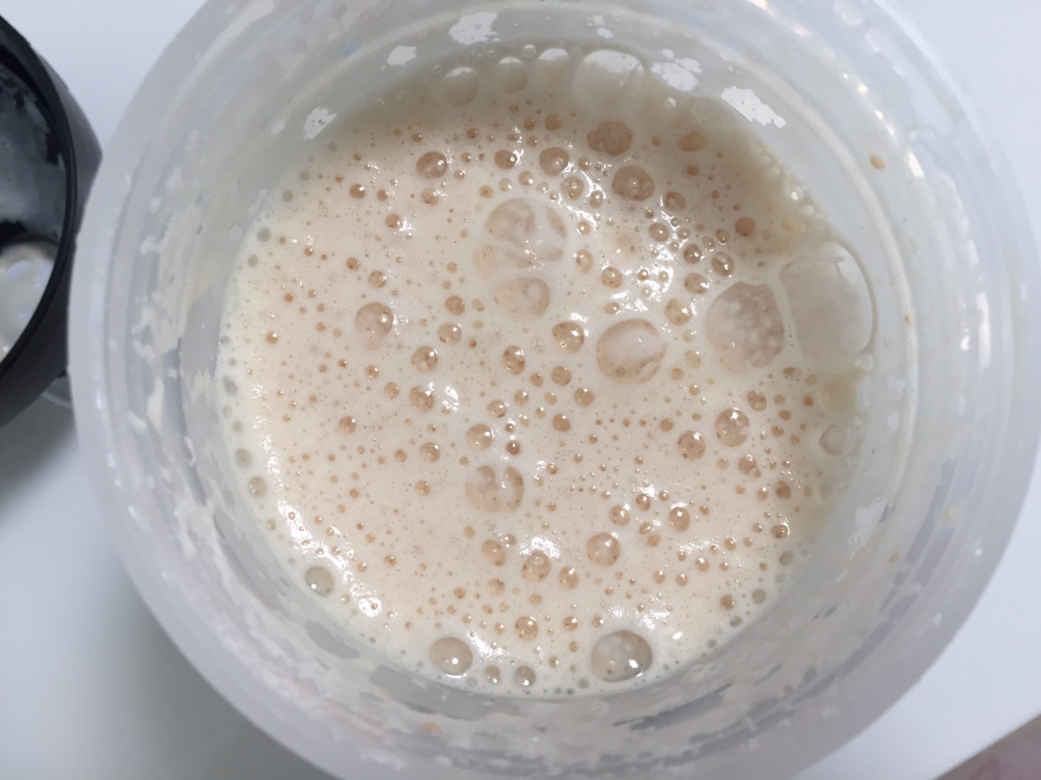 Protein Smoothie(プロテイン・スムージー)「STRAWBERRY & BANANA FLAVOUR(ストロベリー&バナナ味)」をシェイクした直後の様子