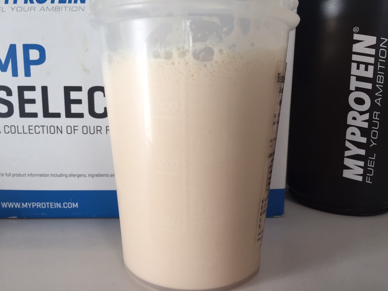 Protein Smoothie(プロテイン・スムージー)「STRAWBERRY & BANANA FLAVOUR(ストロベリー&バナナ味)」を横から撮影した様子