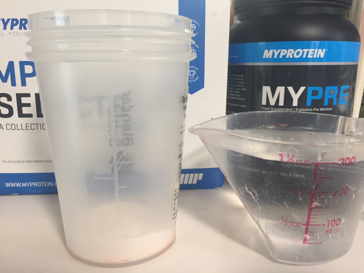 MYPRE(マイプレ)「Orange Flavour(オレンジ味)」を300mlの水に溶かします。