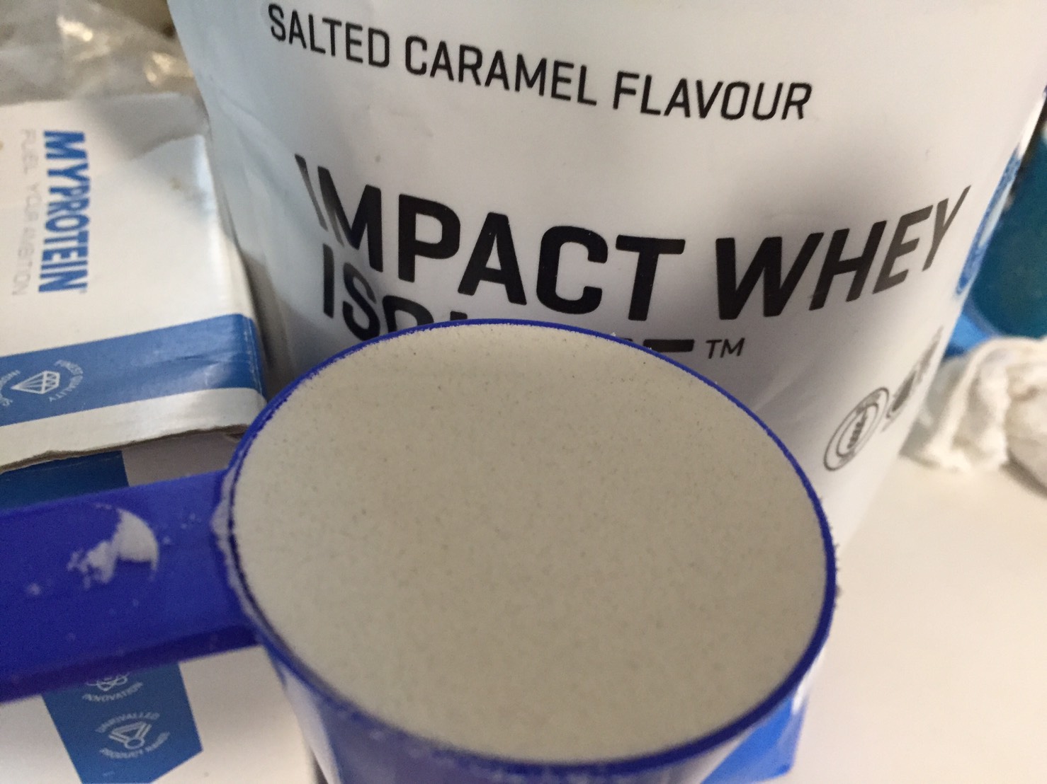 【WPI】IMPACT 分離ホエイプロテイン (アイソレート)「SALTED CARAMEL FLAVOUR(塩キャラメル味)」の様子