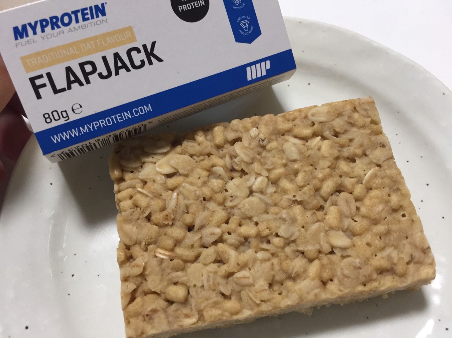 プロテインフラップジャック「TRADITONAL OAT FLAVOUR(オーツ麦味)」の様子