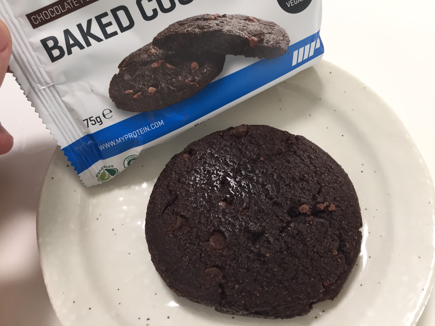 ベイクドクッキー「CHOCOLATE FLAVOUR(チョコレート味)」を開封した様子