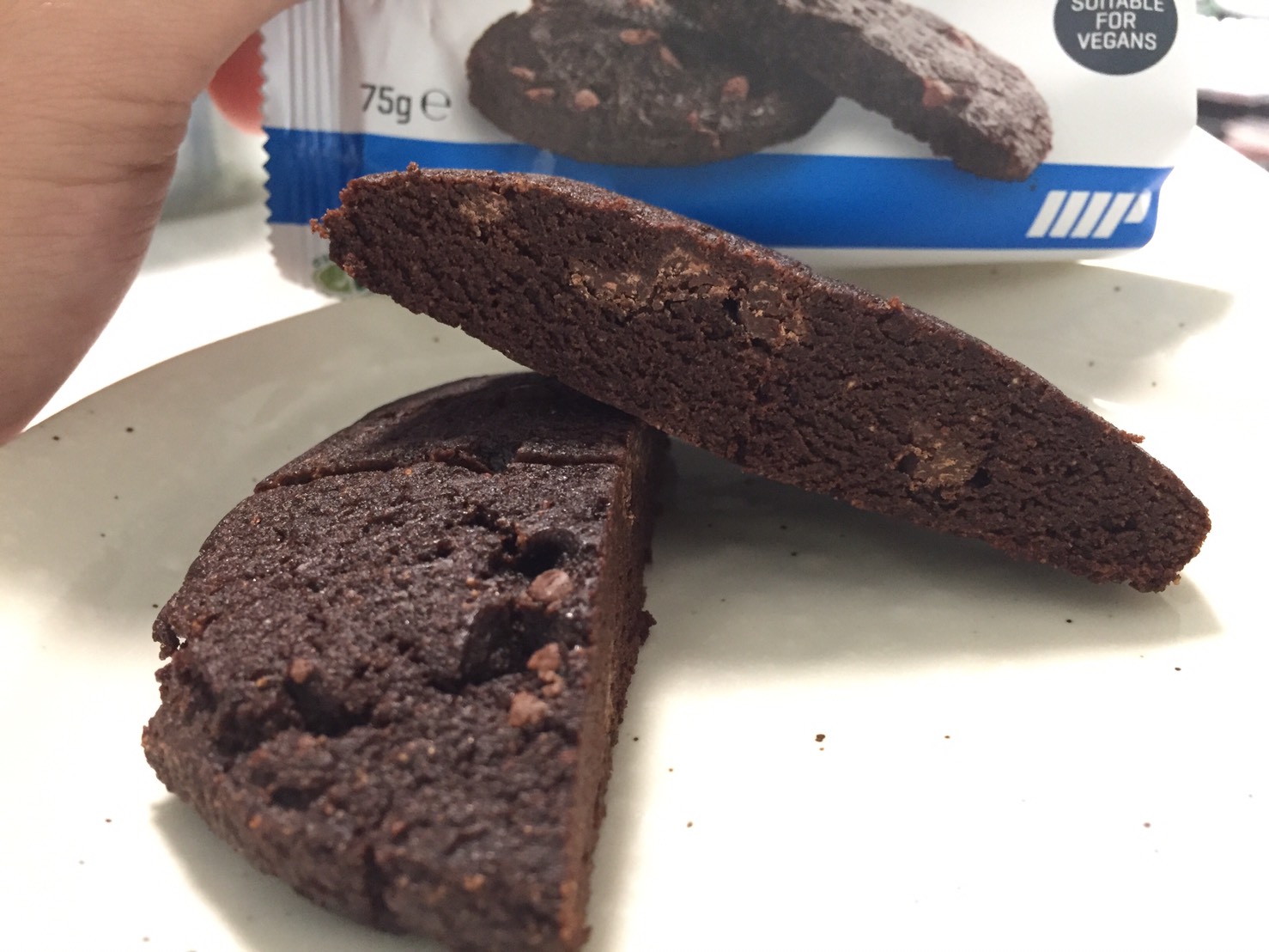 ベイクドクッキー「CHOCOLATE FLAVOUR(チョコレート味)」を包丁で切った様子