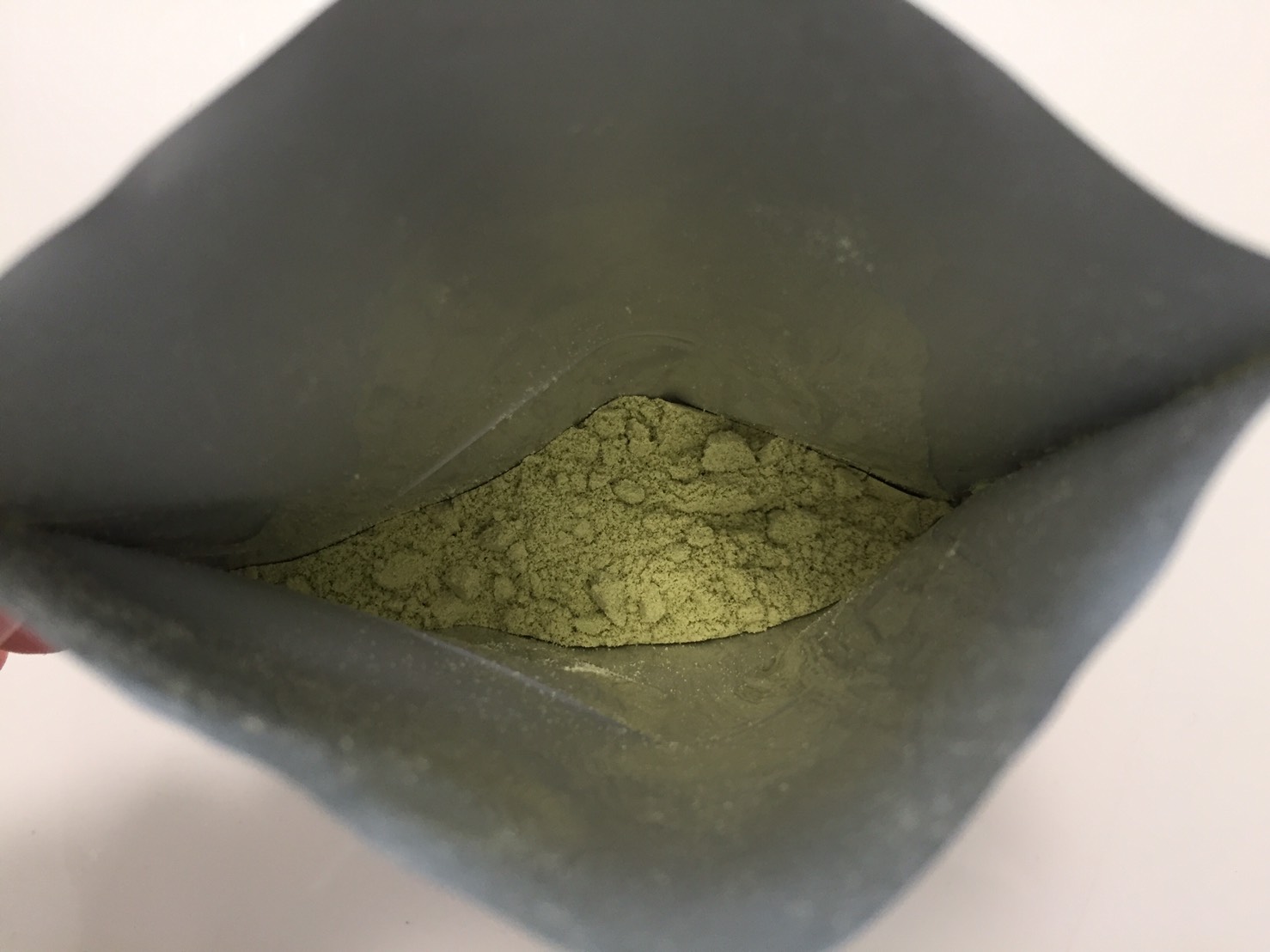 【WPC】Impactホエイプロテイン「Matcha Flavour(抹茶味)」を開封した様子