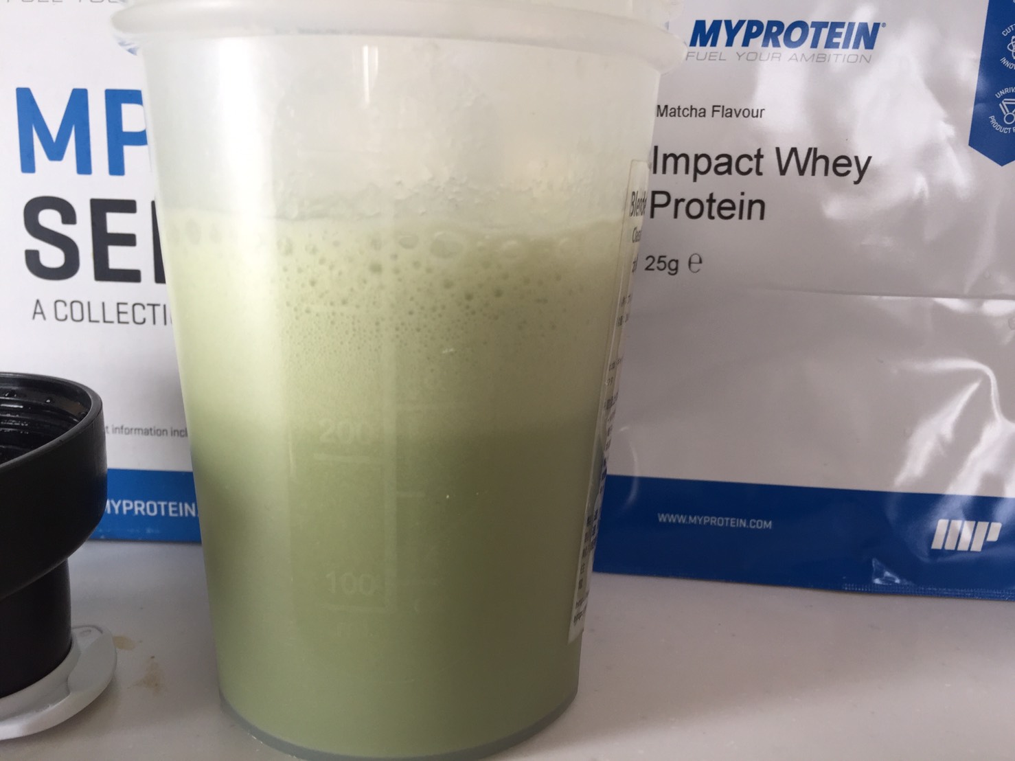 【WPC】Impactホエイプロテイン「Matcha Flavour(抹茶味)」を横から撮影した様子