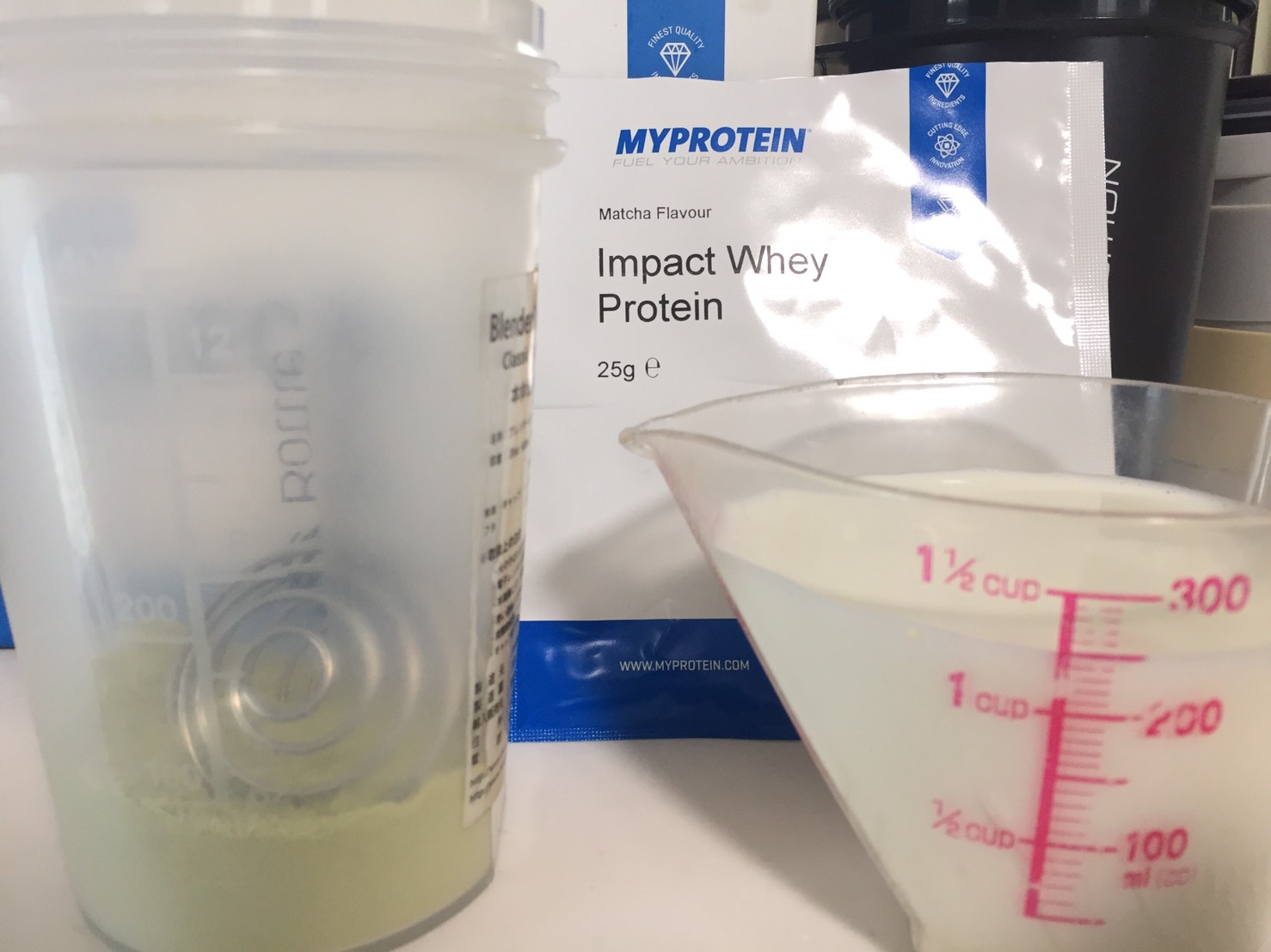 【WPC】Impactホエイプロテイン「Matcha Flavour(抹茶味)」を牛乳に溶かします