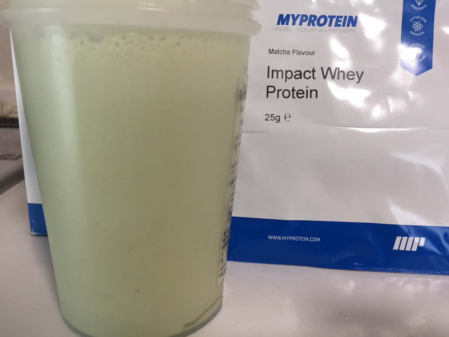 【WPC】Impactホエイプロテイン「Matcha Flavour(抹茶味)」を横から撮影した様子