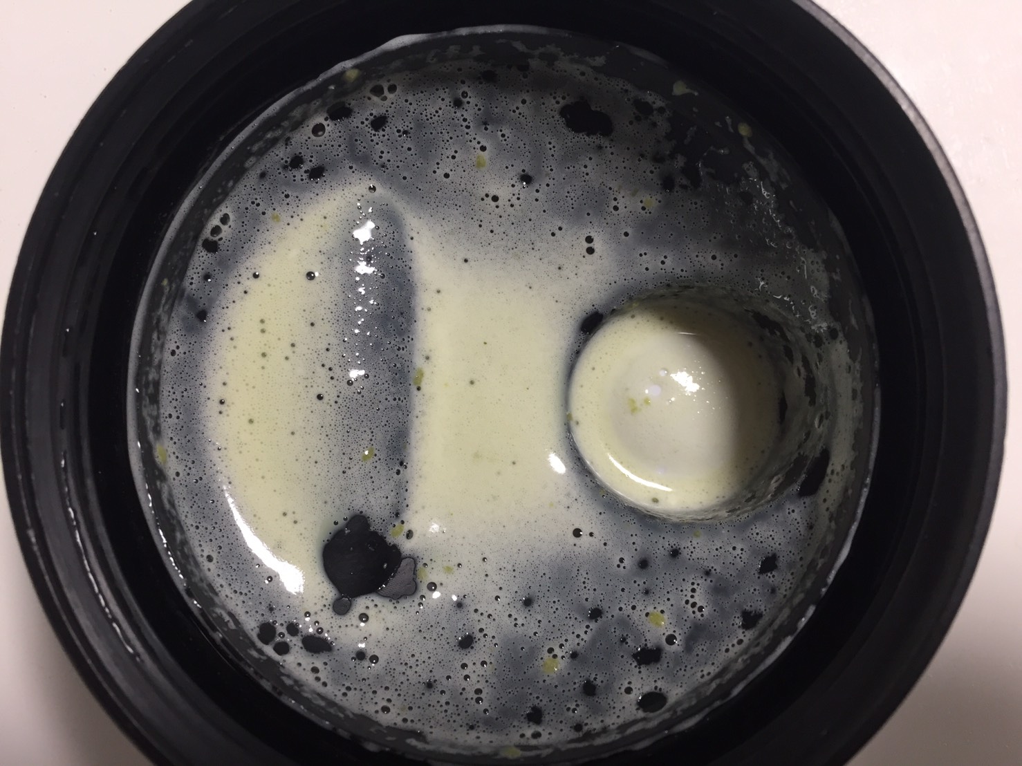 【WPC】Impactホエイプロテイン「Matcha Flavour(抹茶味)」をシェイクした様子。蓋側