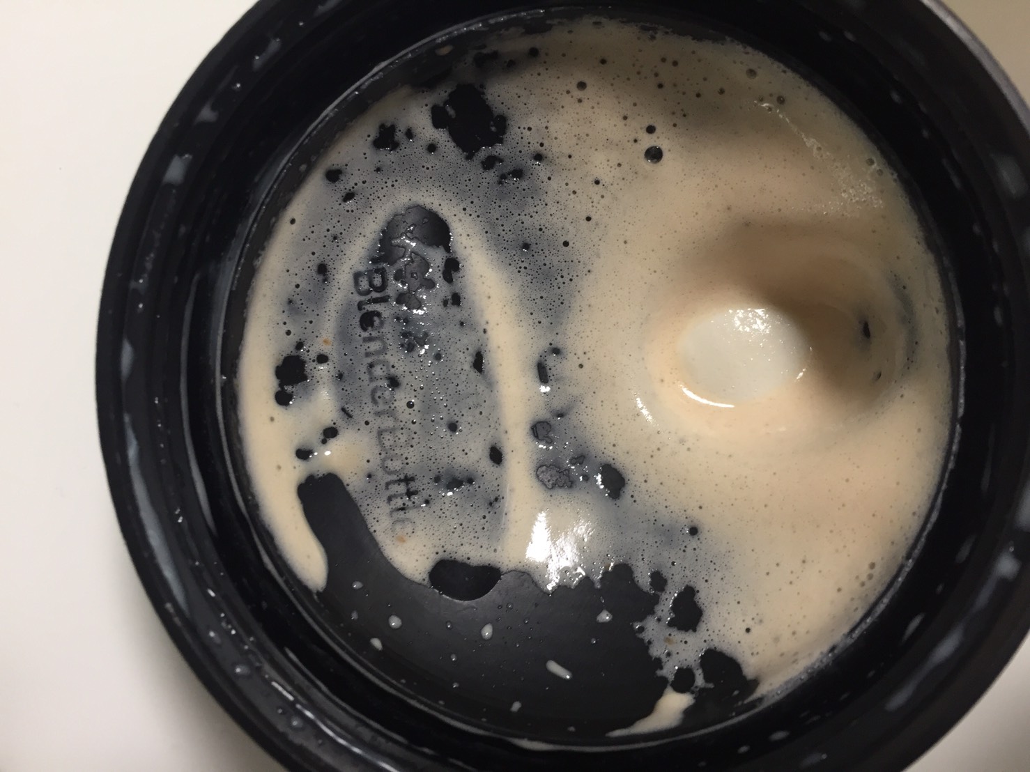 【WPC】Impactホエイプロテイン「Milk Tea Blend(ミルクティー味)」を溶かした様子。蓋側