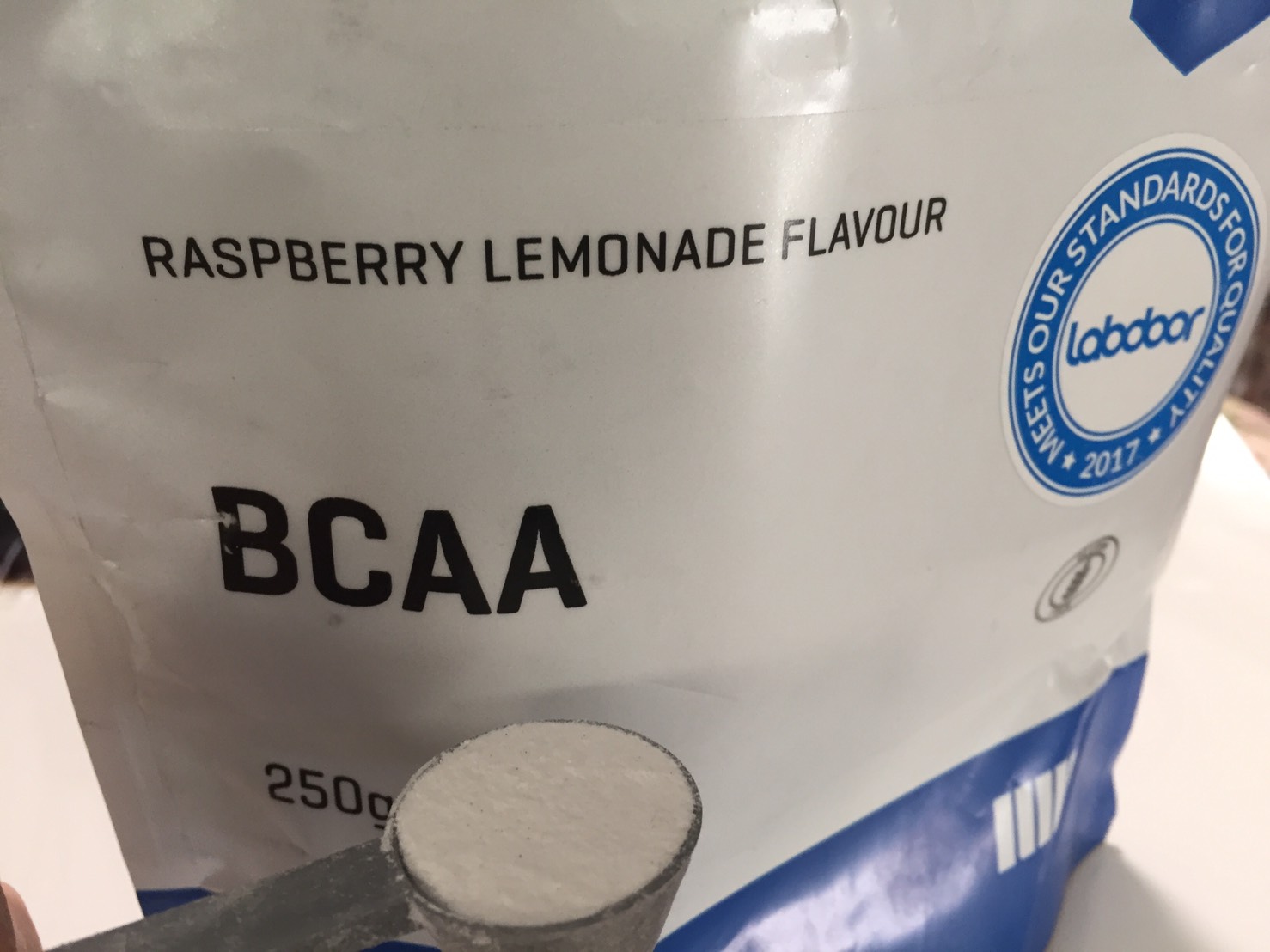 BCAA「ラズベリー・レモネード味（RASPBERRY LEMONADE FLAVOUR）」の様子