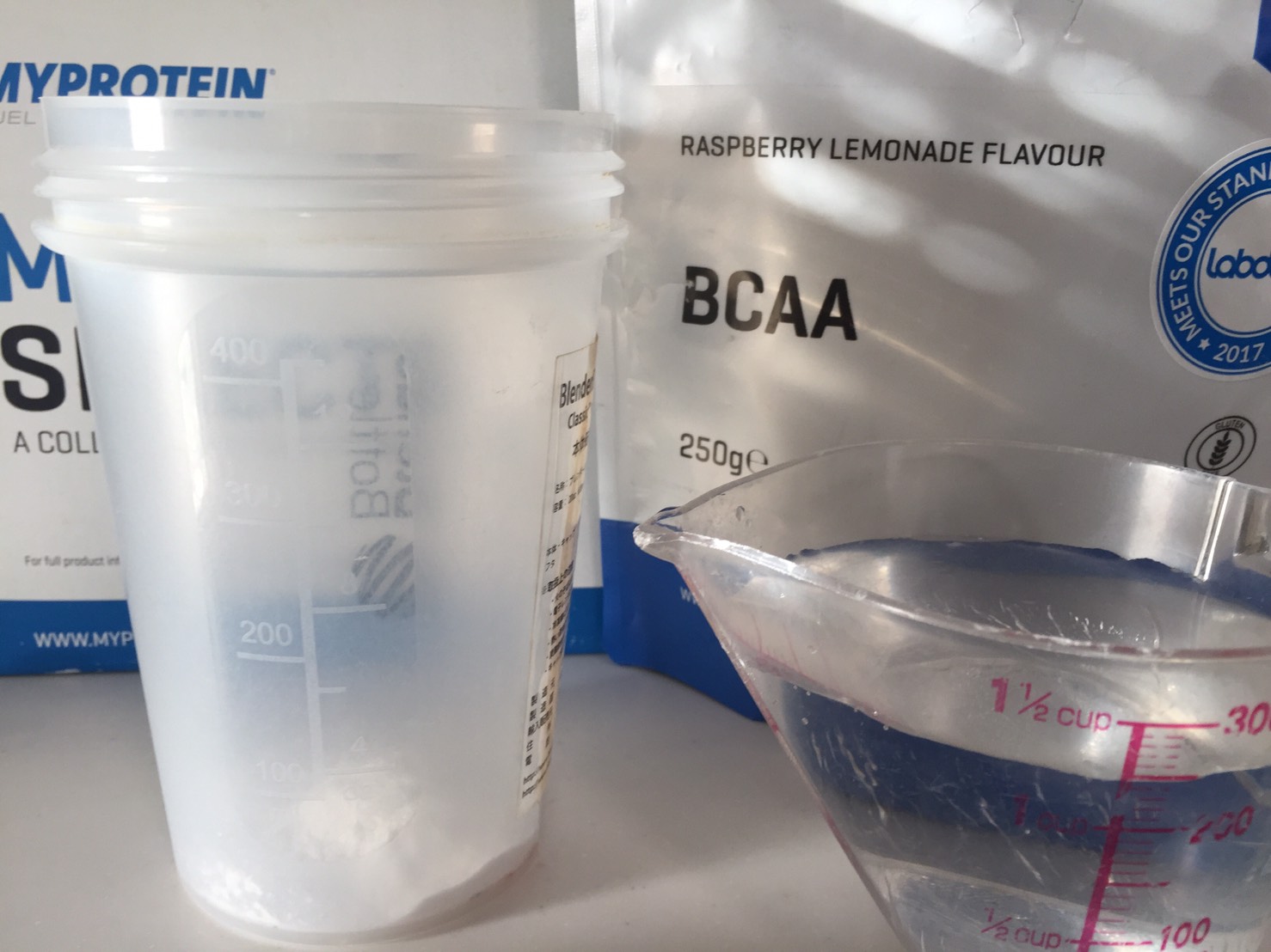 BCAA「ラズベリー・レモネード味(RASPBERRY LEMONADE FLAVOUR)」を水に溶かします。