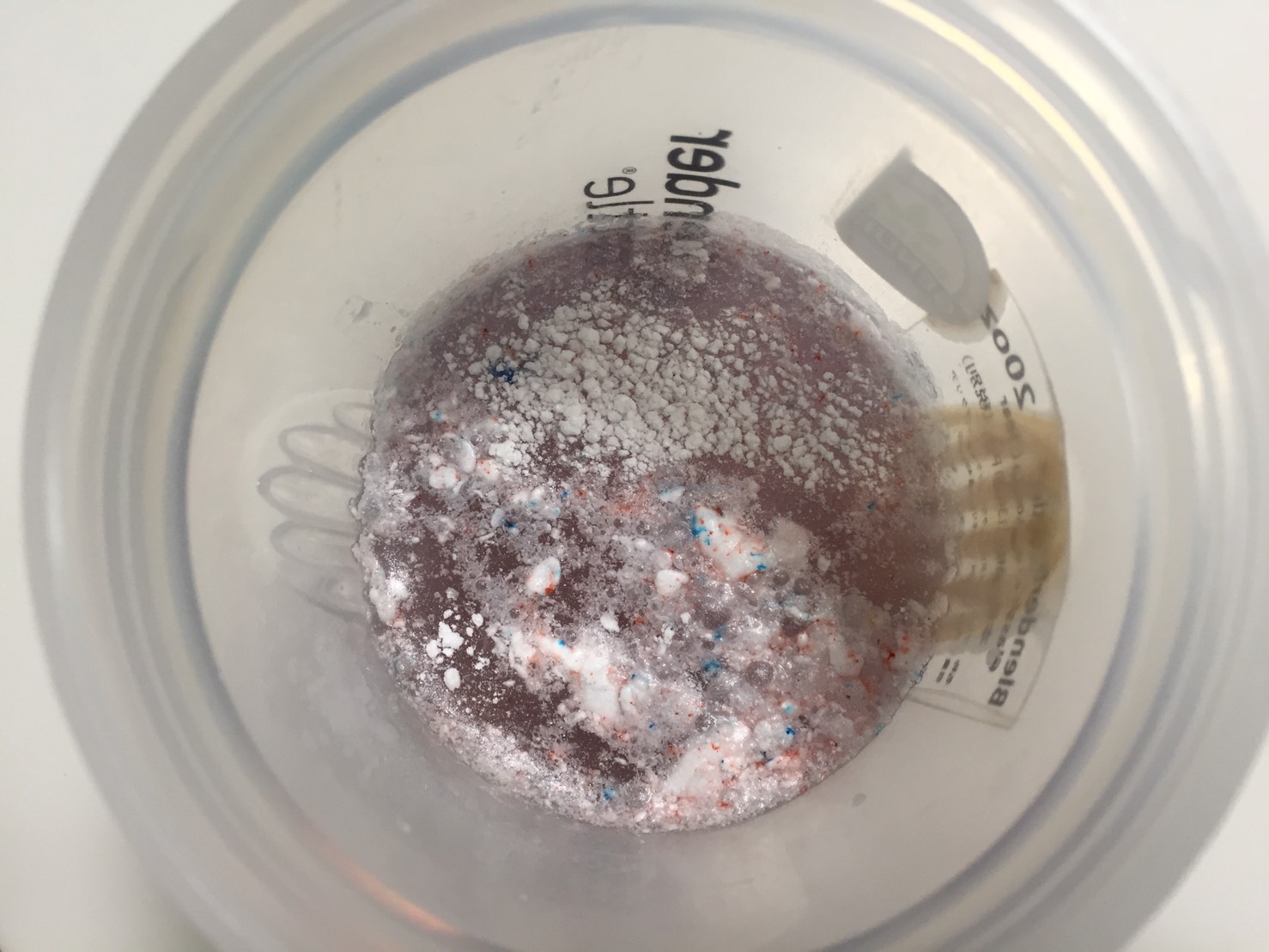 BCAA「ラズベリー・レモネード味(RASPBERRY LEMONADE FLAVOUR)」に水を注いだ直後の様子