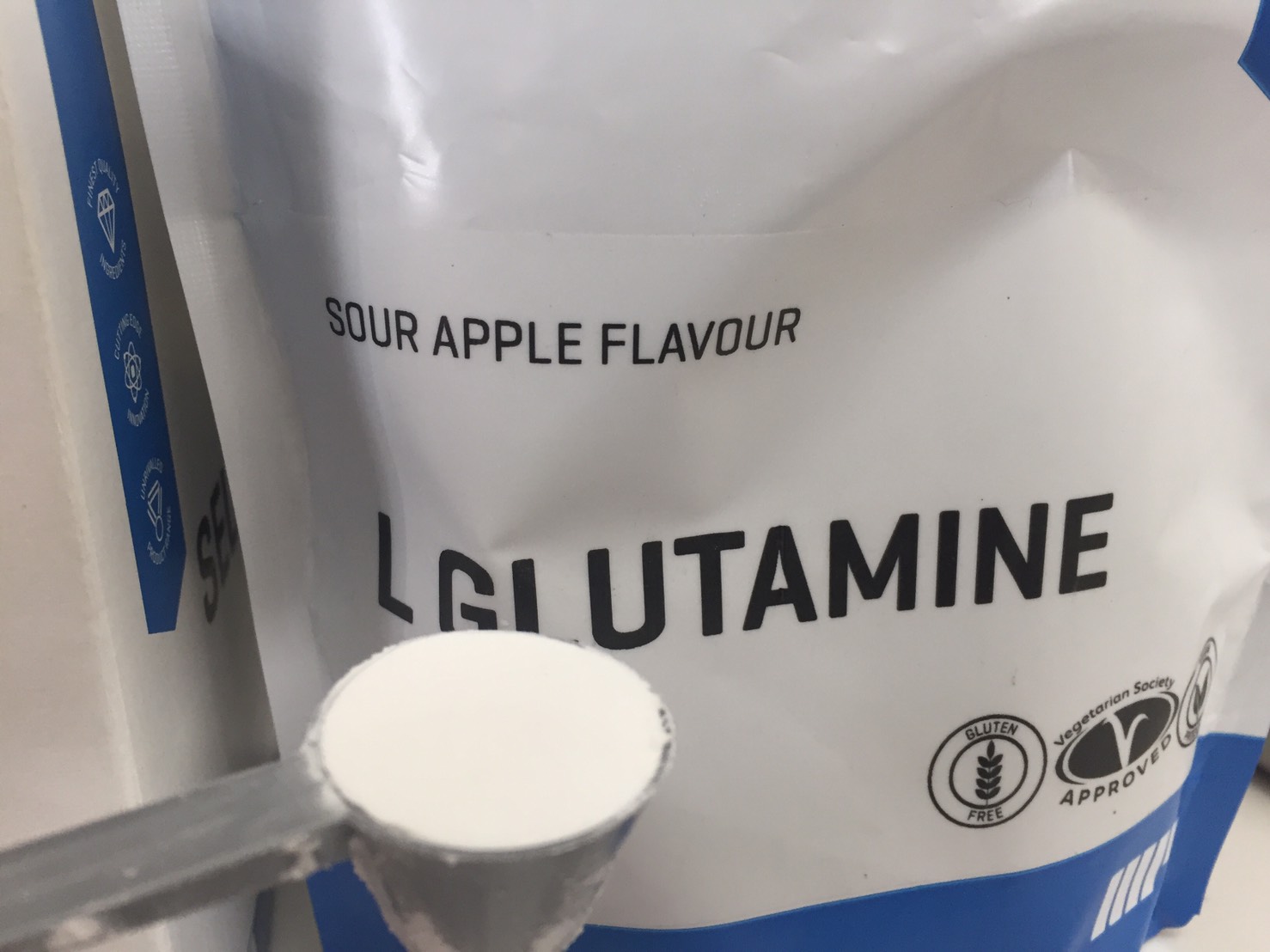 L-グルタミン「SOUR APPLE FLAVOUR(サワーアップル味)」のスプーン一杯の様子