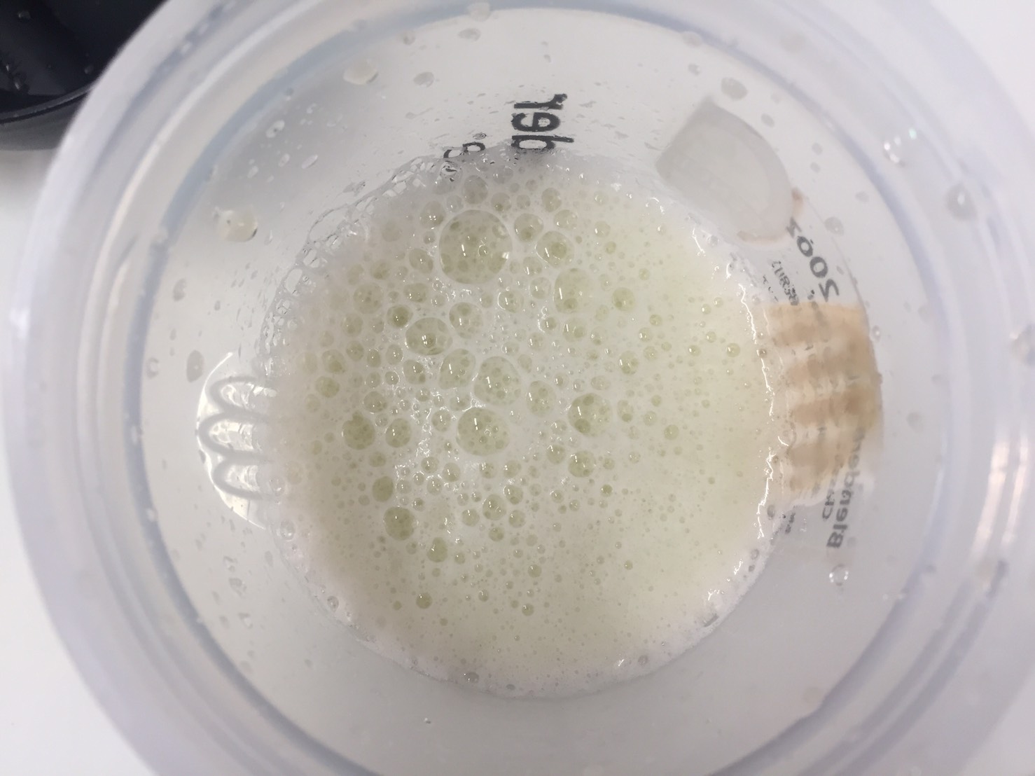 L-グルタミン「SOUR APPLE FLAVOUR(サワーアップル味)」をシェイクした直後の様子
