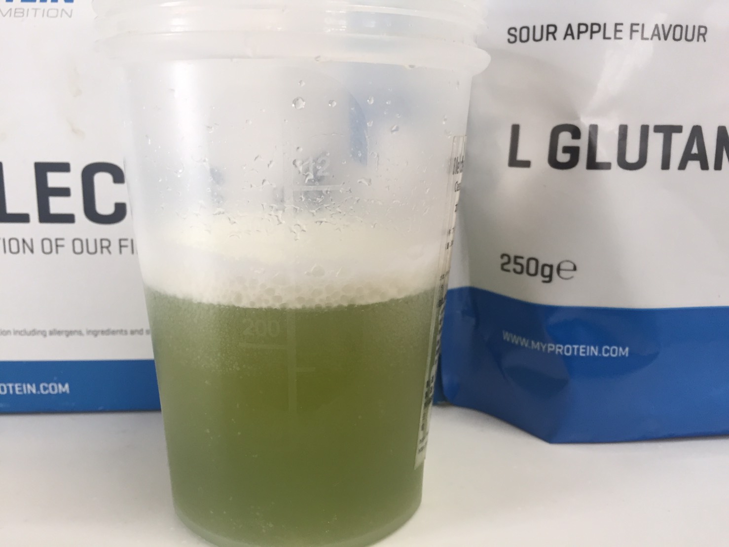 L-グルタミン「SOUR APPLE FLAVOUR(サワーアップル味)」を横から撮影した様子