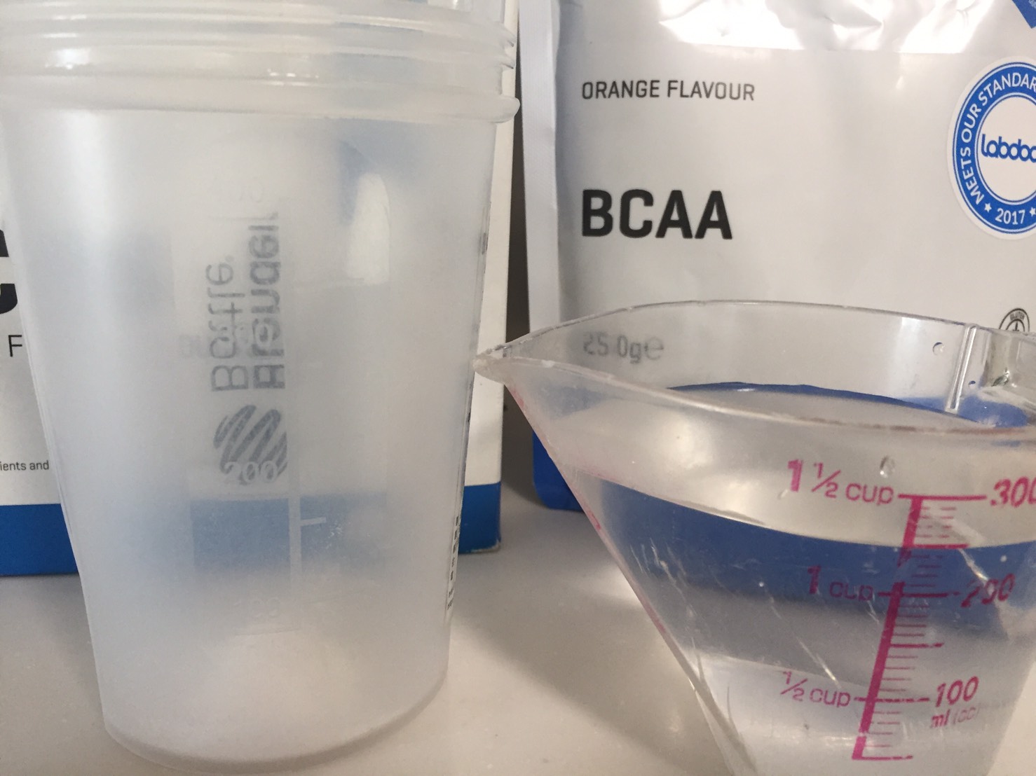 BCAA「オレンジ味(ORANGE FLAVOUR)」を250mlの水に溶かします。